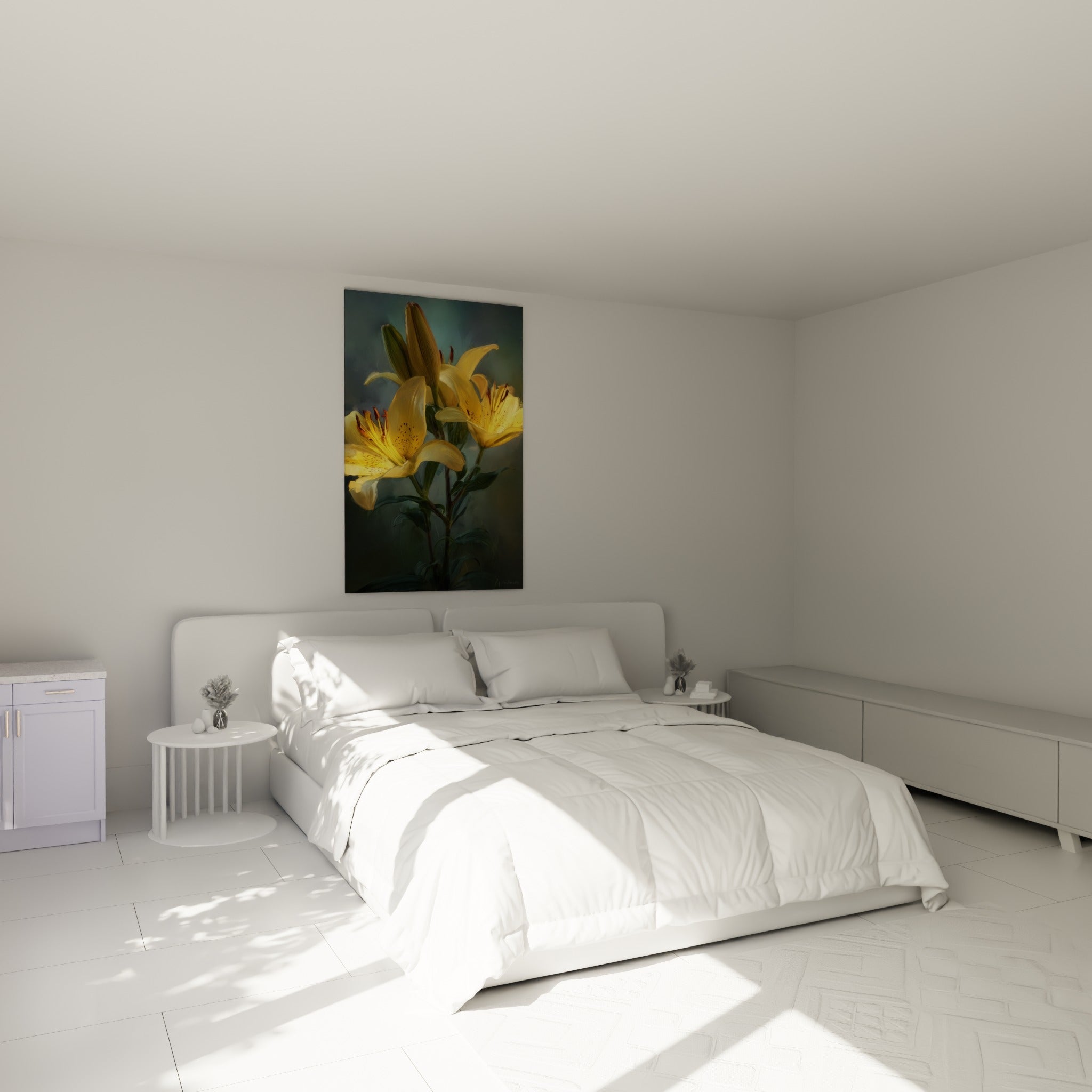 Fleurs de lys doré et vert profond peintes avec finesse, au-dessus d'un lit dans une chambre claire