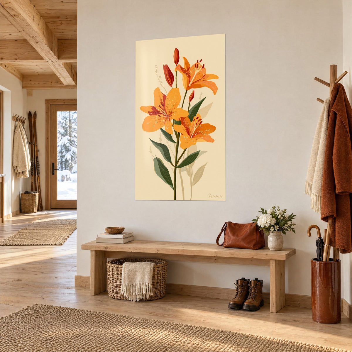 Tableau fleurs de lis safran et boutons brique sur fond sable, tige élancée, dans l'entrée d'un chalet boisé
