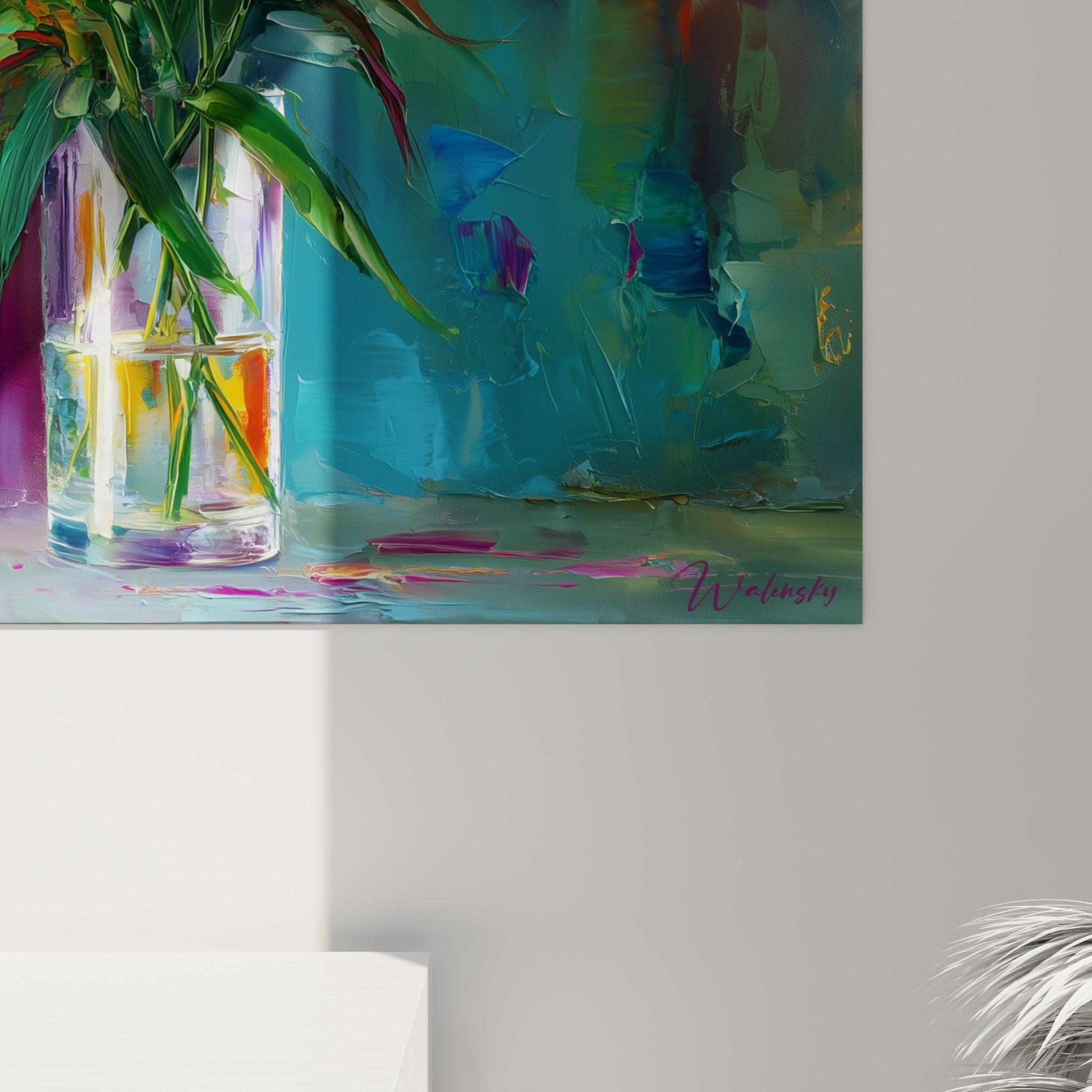 Empâtements épais et coulures dorées sur les pétales de lys, où bleu turquoise et pourpre se mêlent en surface