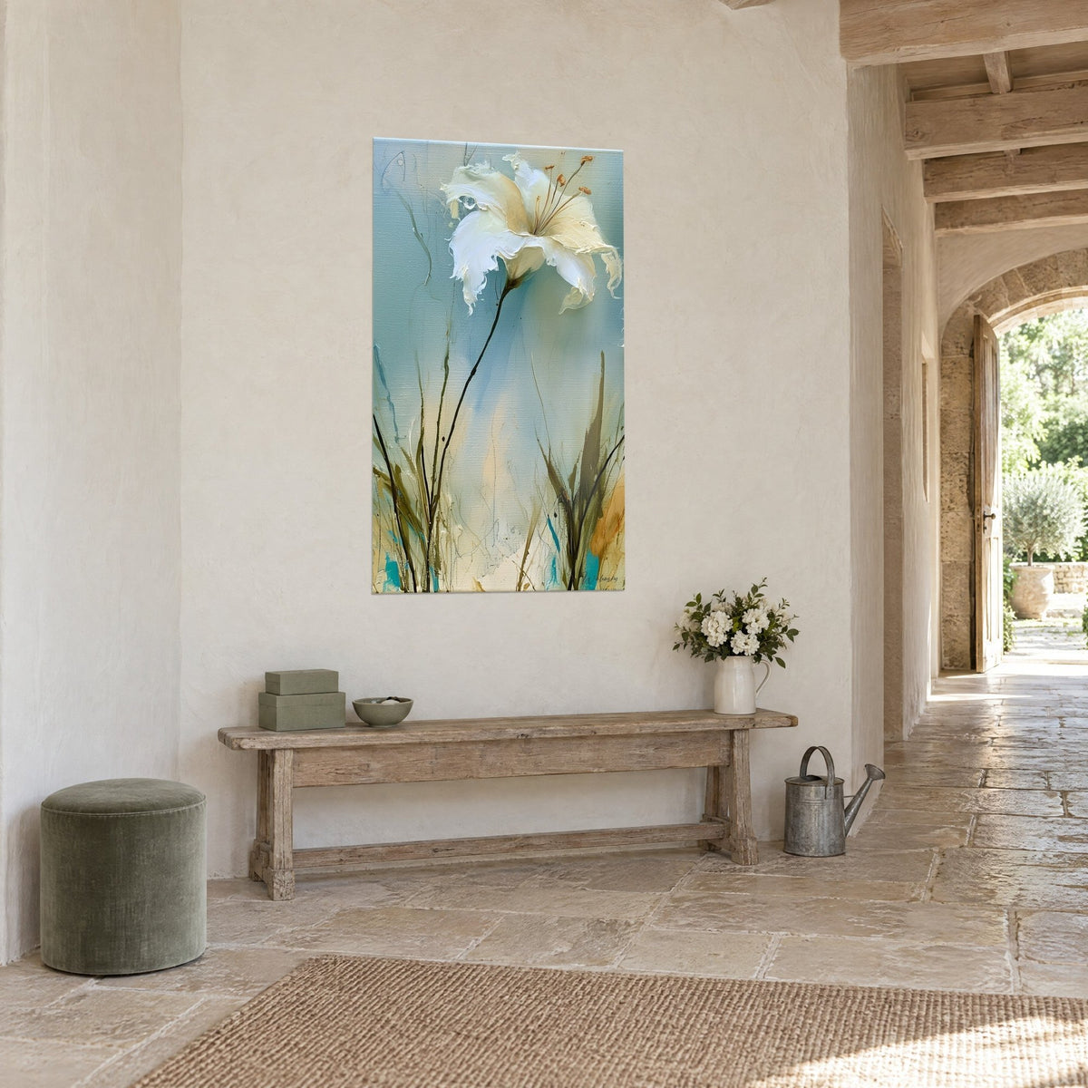 Tableau fleur de lis ivoire sur tige noire unique, ciel bleu pâle et touches turquoise, couloir en pierre voûté d'une maison de campagne