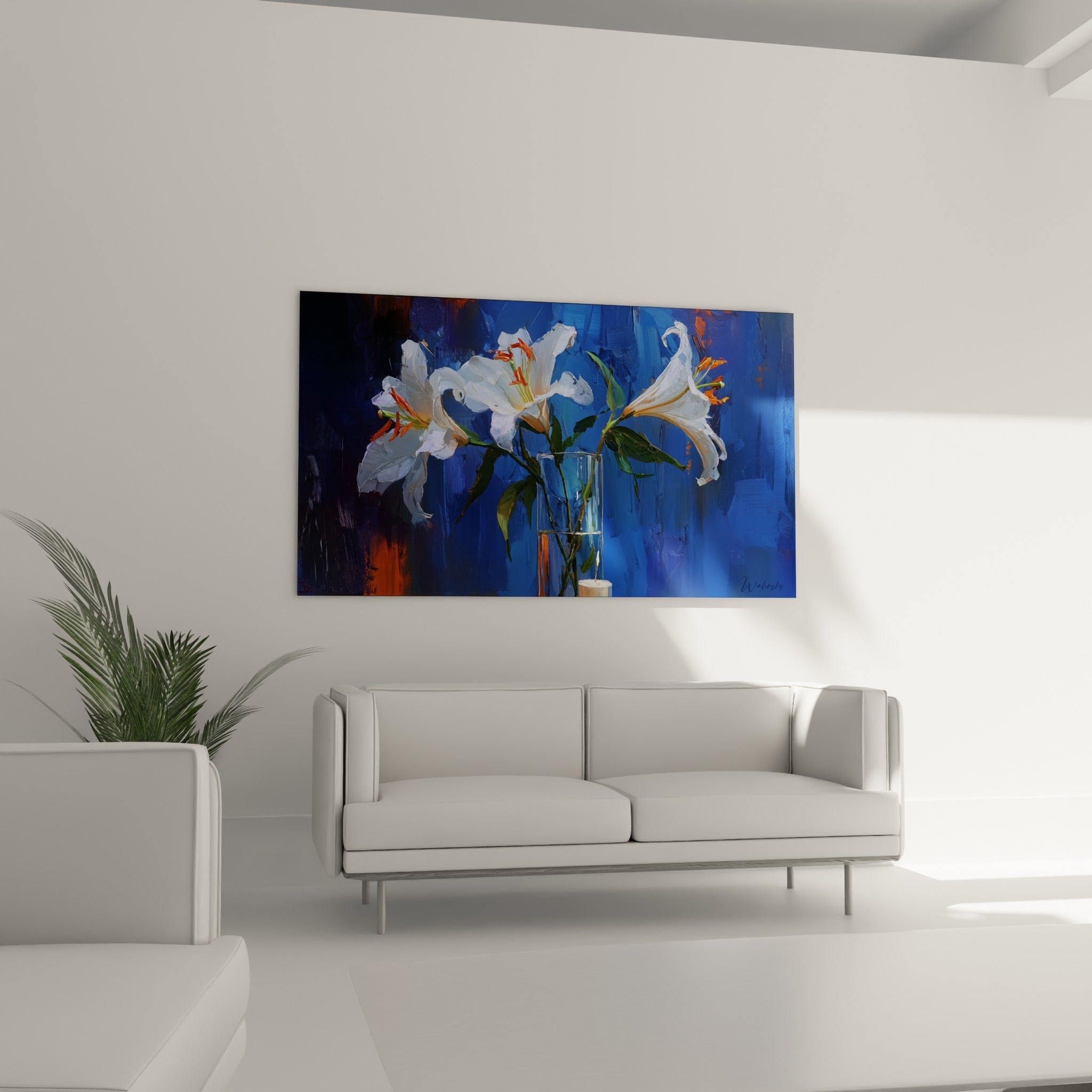 Fleurs de lys blanches et vase de verre sur fond bleu, au-dessus d'un canapé dans un salon lumineux