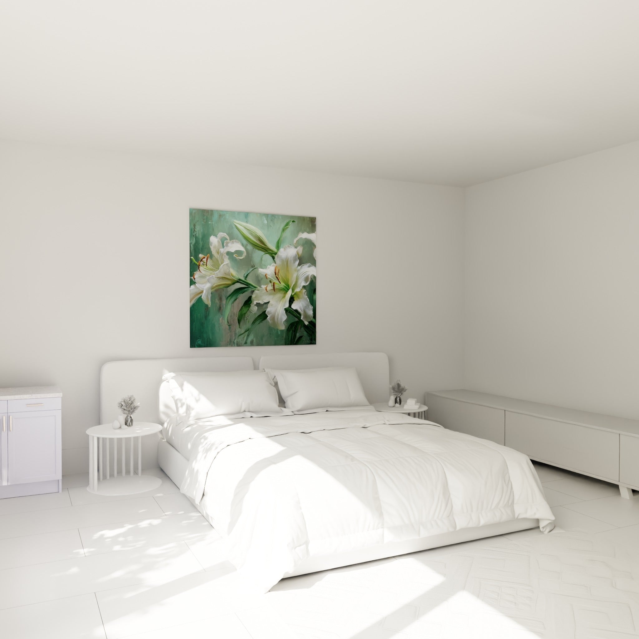Fleurs de lys blanc et vert d'eau peintes avec délicatesse, accrochées au-dessus d'un lit dans une chambre claire