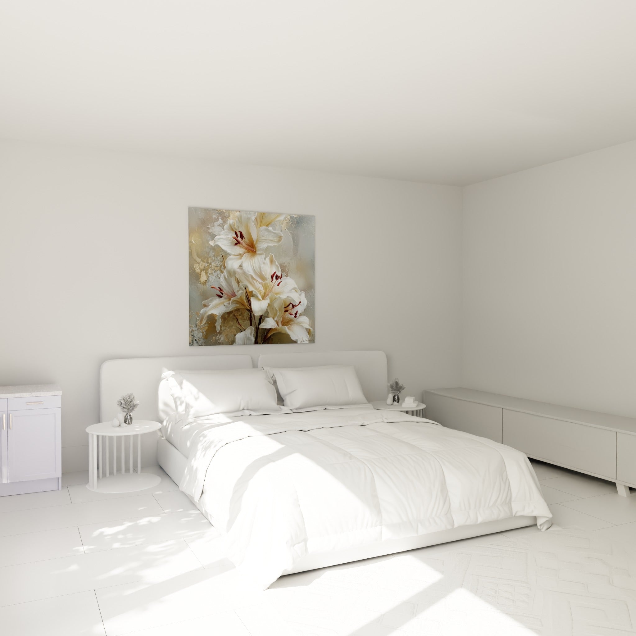 Fleurs de lys crème et pourpres peintes sur fond doré, accrochées au-dessus d'un lit dans une chambre claire