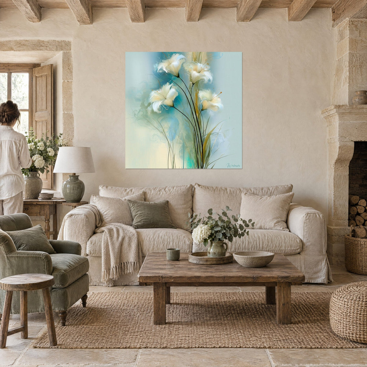 Tableau lys blancs crème sur fond turquoise, tiges noires élancées, face à deux personnes de dos, au-dessus d'un canapé dans un salon lumineux