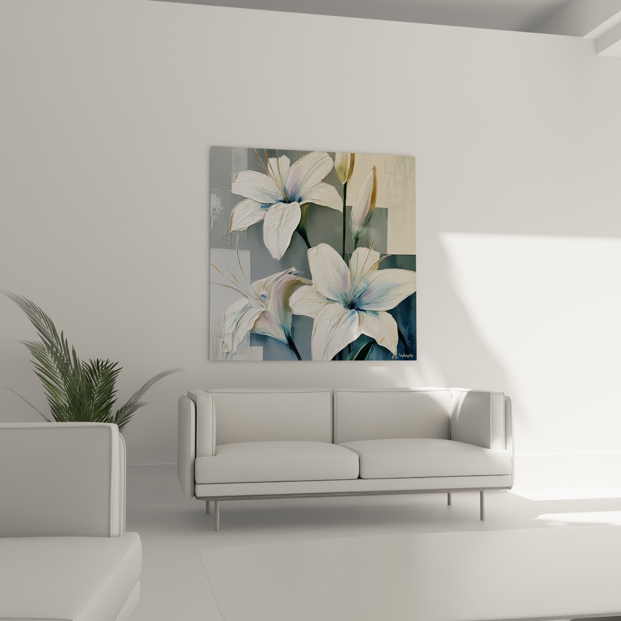 Corolles de lys ivoire teintées de bleu gris, au-dessus d'un canapé dans un salon lumineux