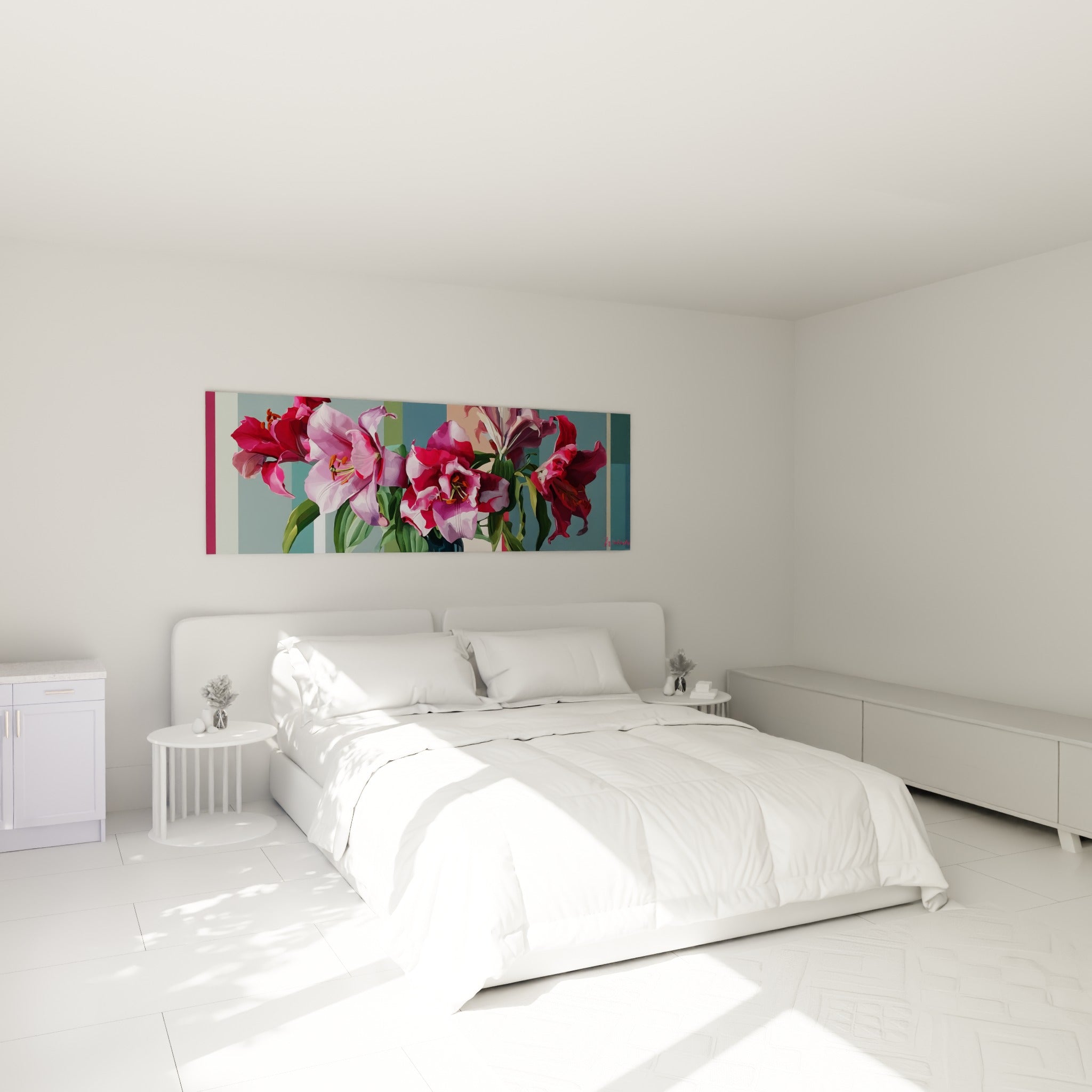 Bouquet de lys fuchsia et blanc, feuillage vert olive, accroché au-dessus d'un lit dans une chambre claire