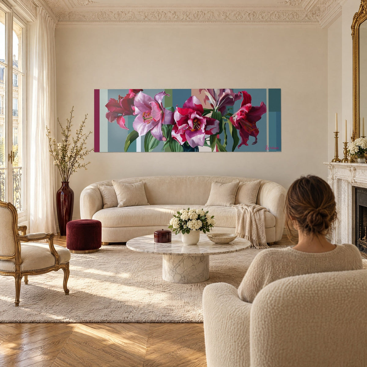 Tableau lys roses épanouis, pétales rose pâle et carmin sur bandes bleu-gris, au-dessus d'un canapé dans un salon lumineux