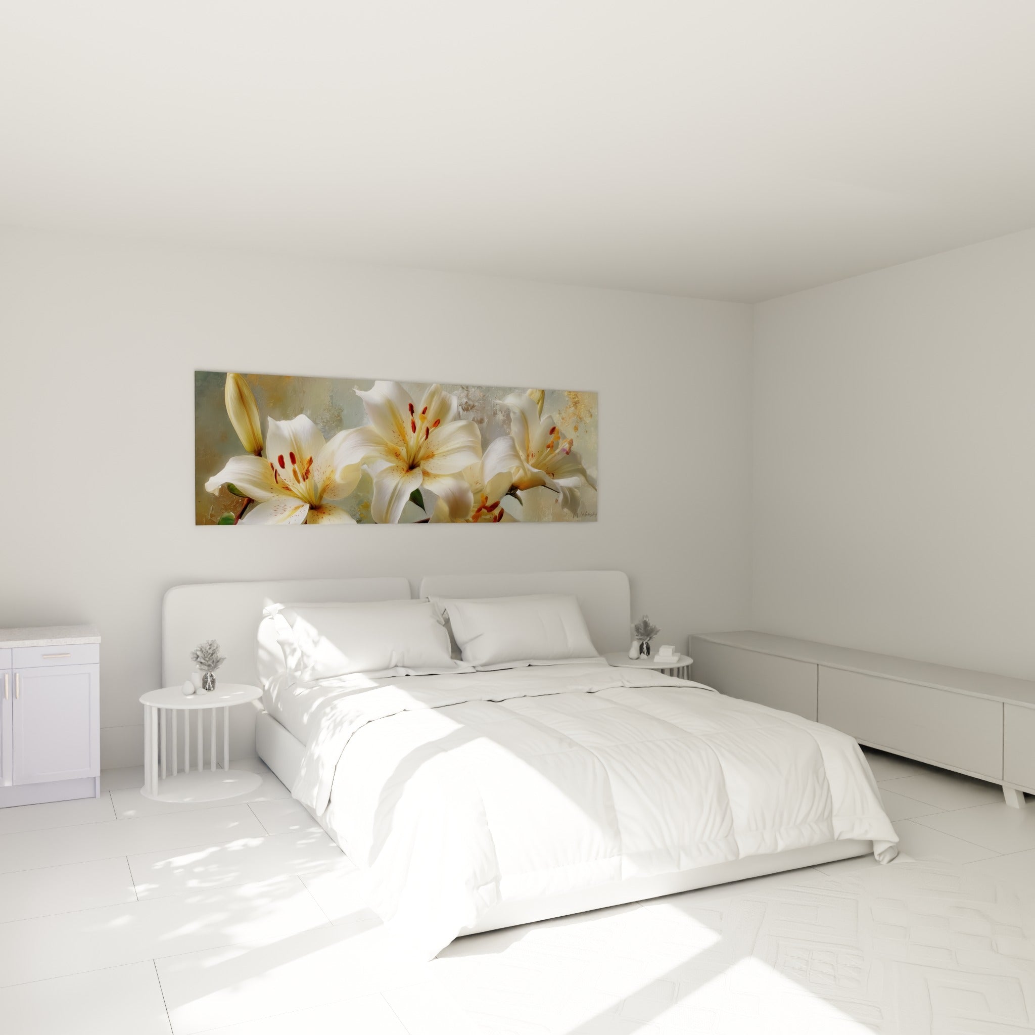 Fleurs de lys ivoire et orangé accrochées au-dessus d'un lit dans une chambre claire