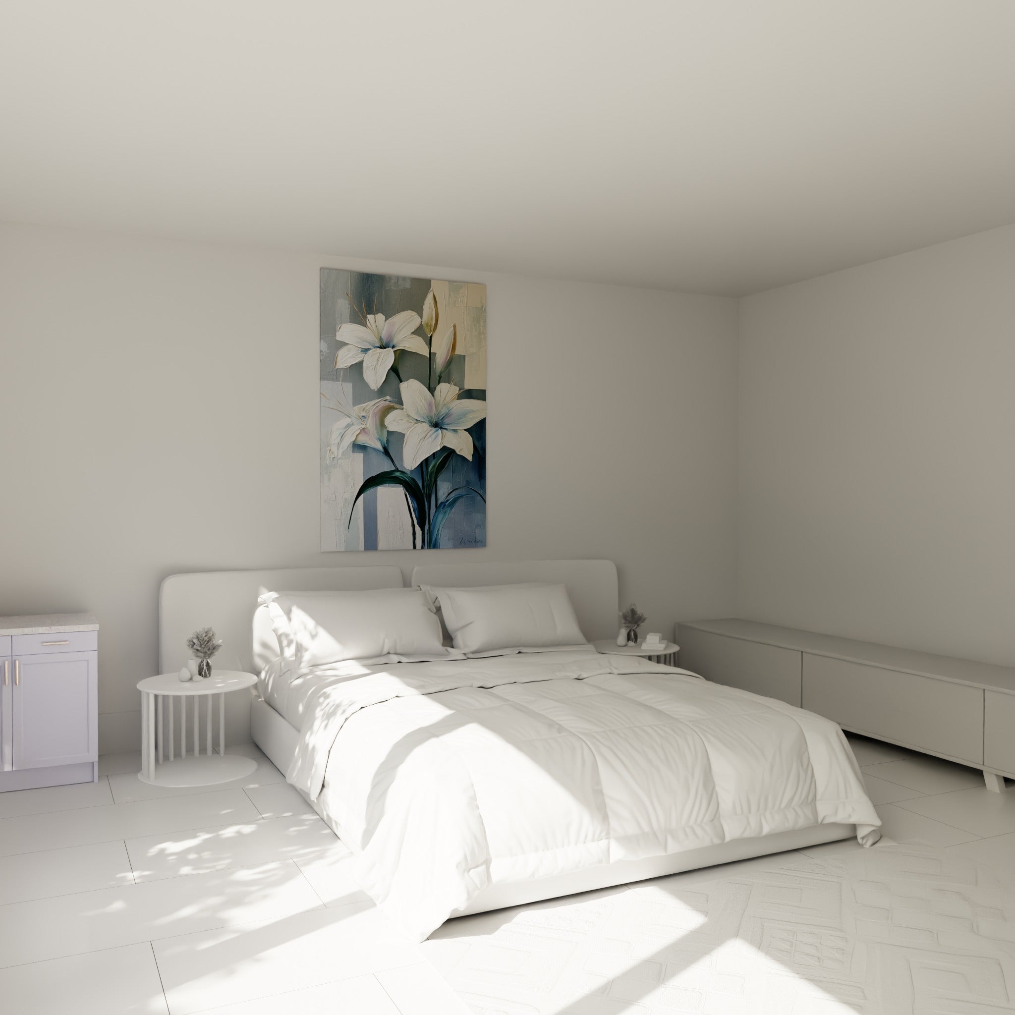 Fleurs de lys ivoire et bleu ardoise déployées au-dessus d'un lit dans une chambre claire