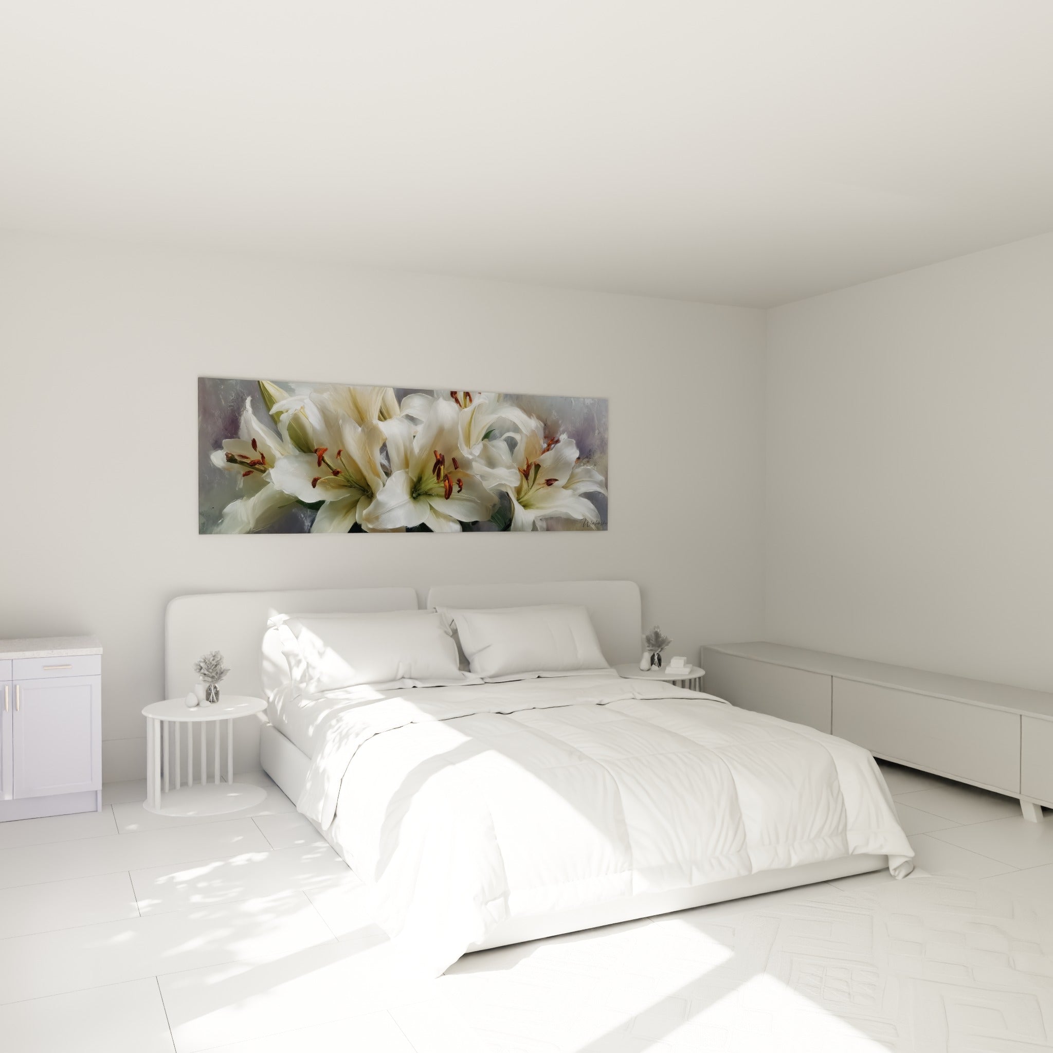 Bouquet de lys blancs et gris perle aux étamines rouille, accroché au-dessus d'un lit dans une chambre claire