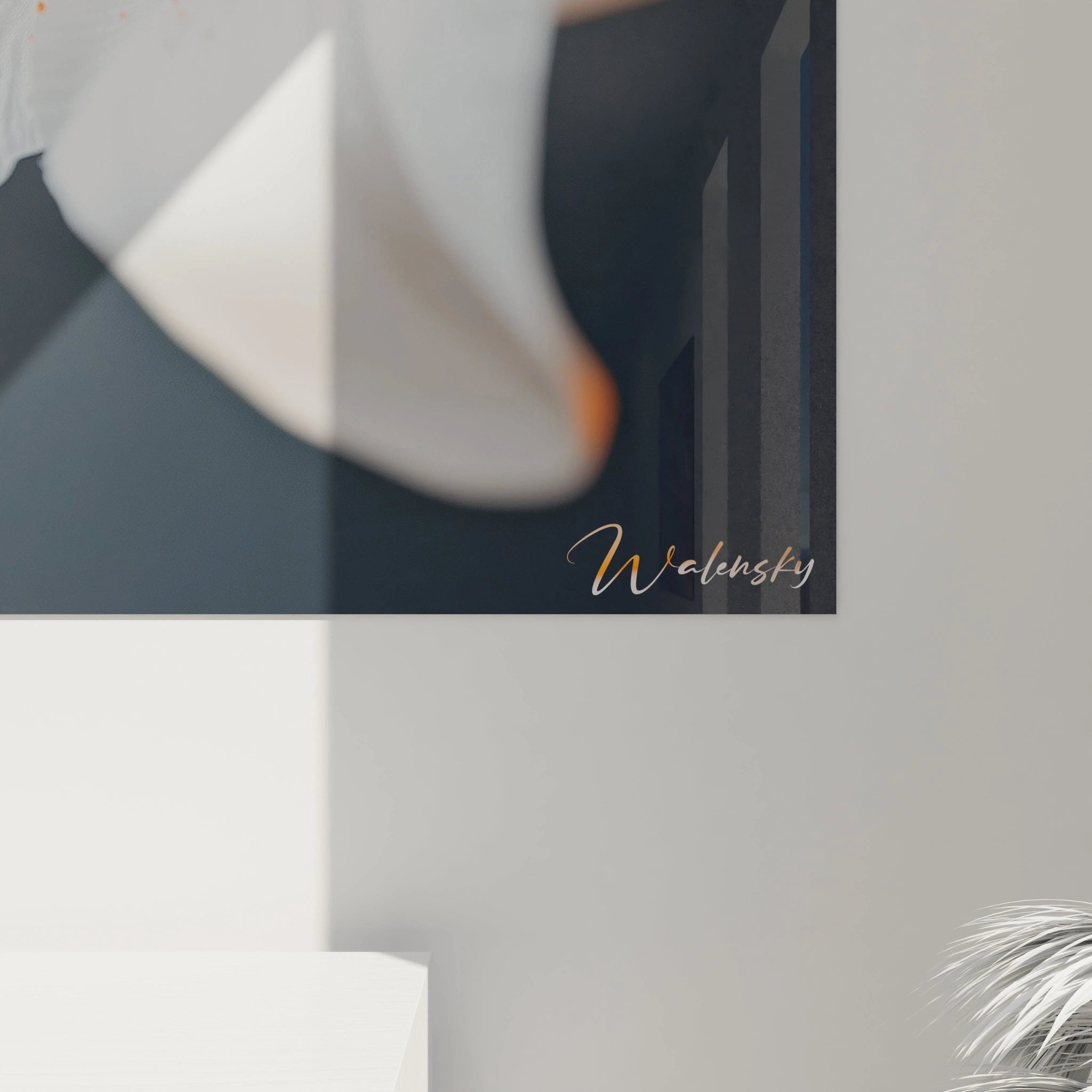 Tableau Lys nature mettant en avant un lys blanc, avec des étamines orange. La texture des pétales est fine et soyeuse, créant un contraste visuel avec le fond noir et minimaliste.