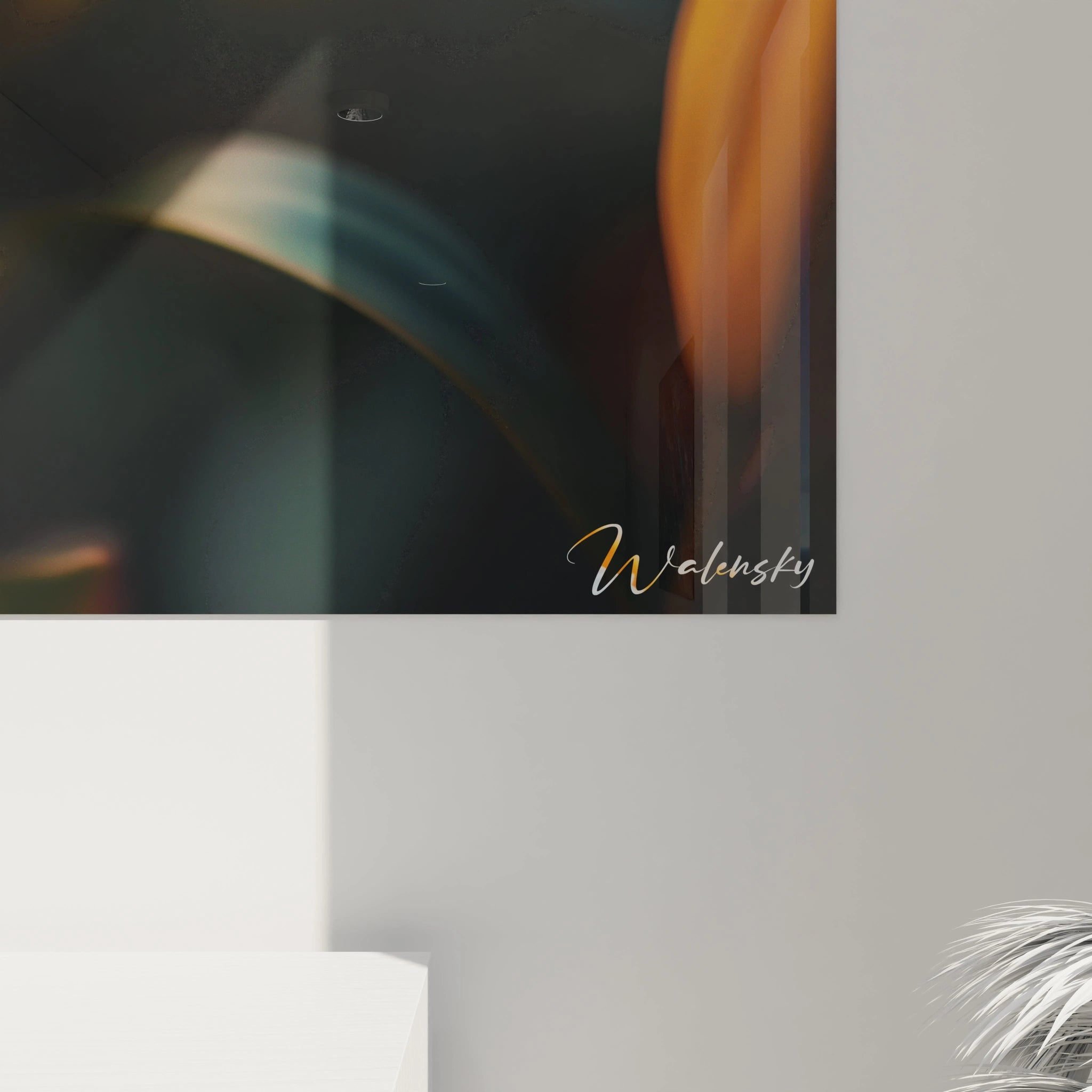 Un tableau Lys nature mettant en avant une fleur blanche, avec étamines orange et un bourgeon latéral, entourés d’un halo lumineux sur un fond dégradé aux tons chauds.