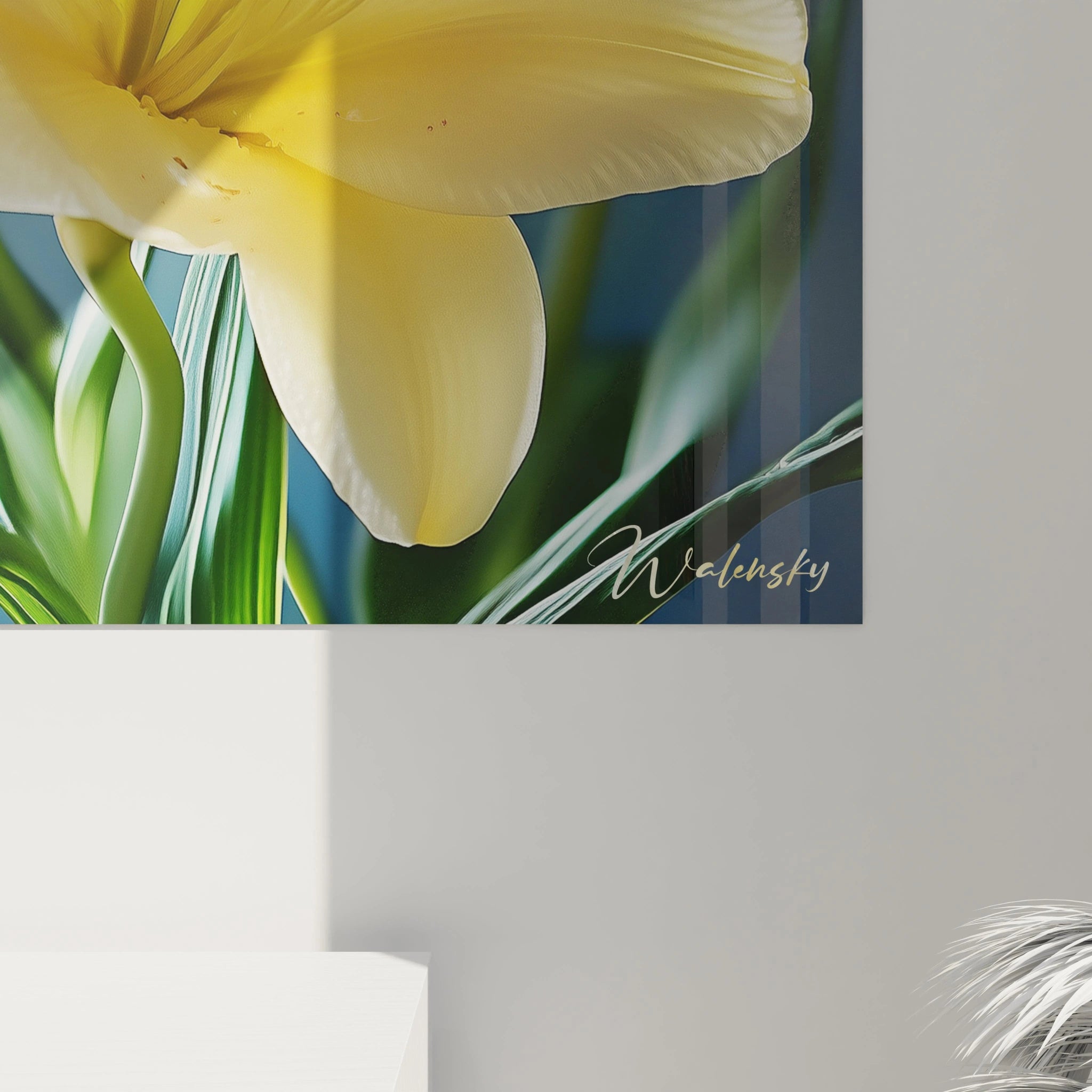 Un tableau lys nature montrant des fleurs détaillées aux tons jaunes et blancs, sur un fond bleu clair flouté. Les textures lisses des pétales contrastent avec la douceur diffuse de l’arrière-plan.