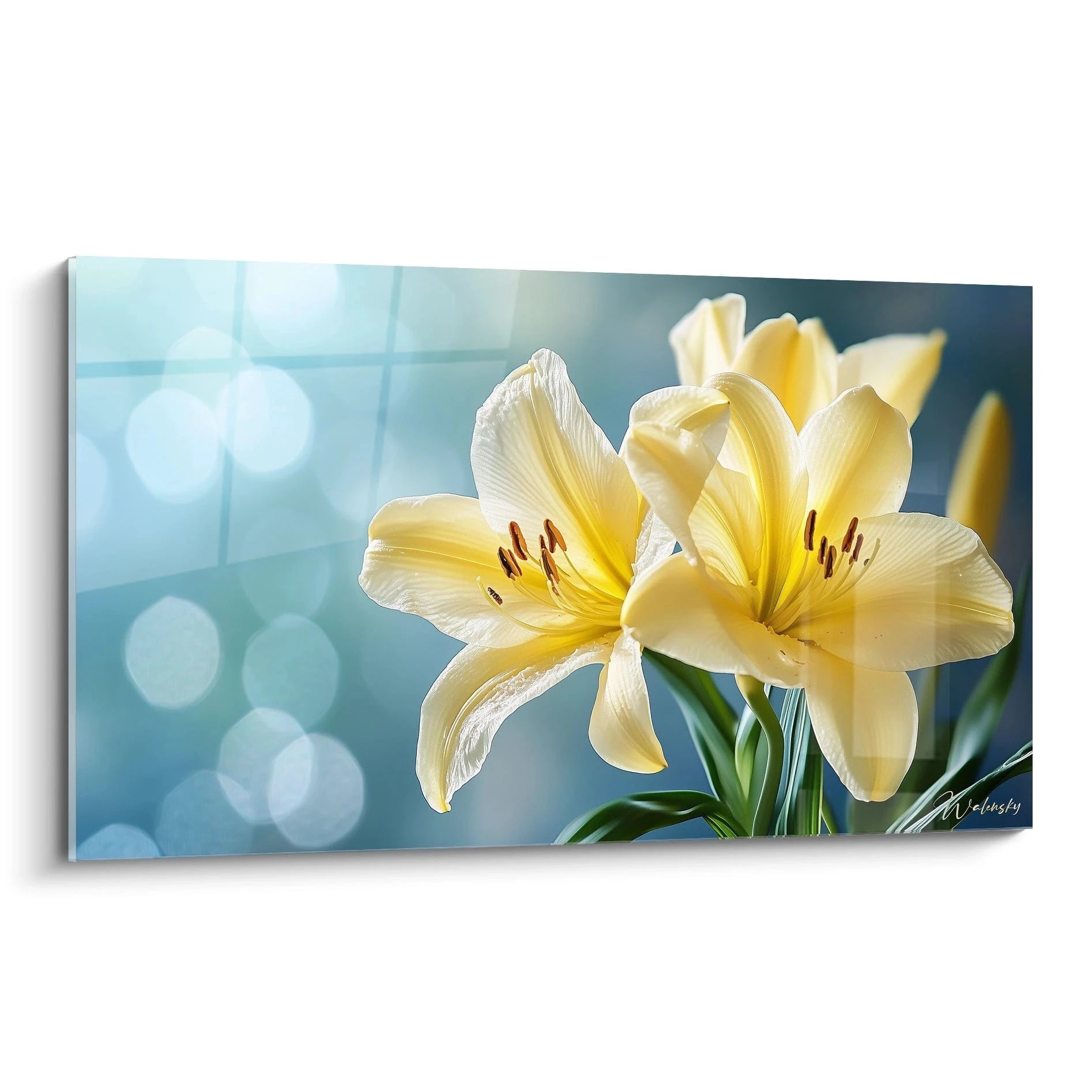 Un tableau lys nature représentant des lys jaunes aux pétales détaillés, sur un fond bleu flouté. Les textures lisses des fleurs contrastent avec l’arrière-plan lumineux aux nuances douces.