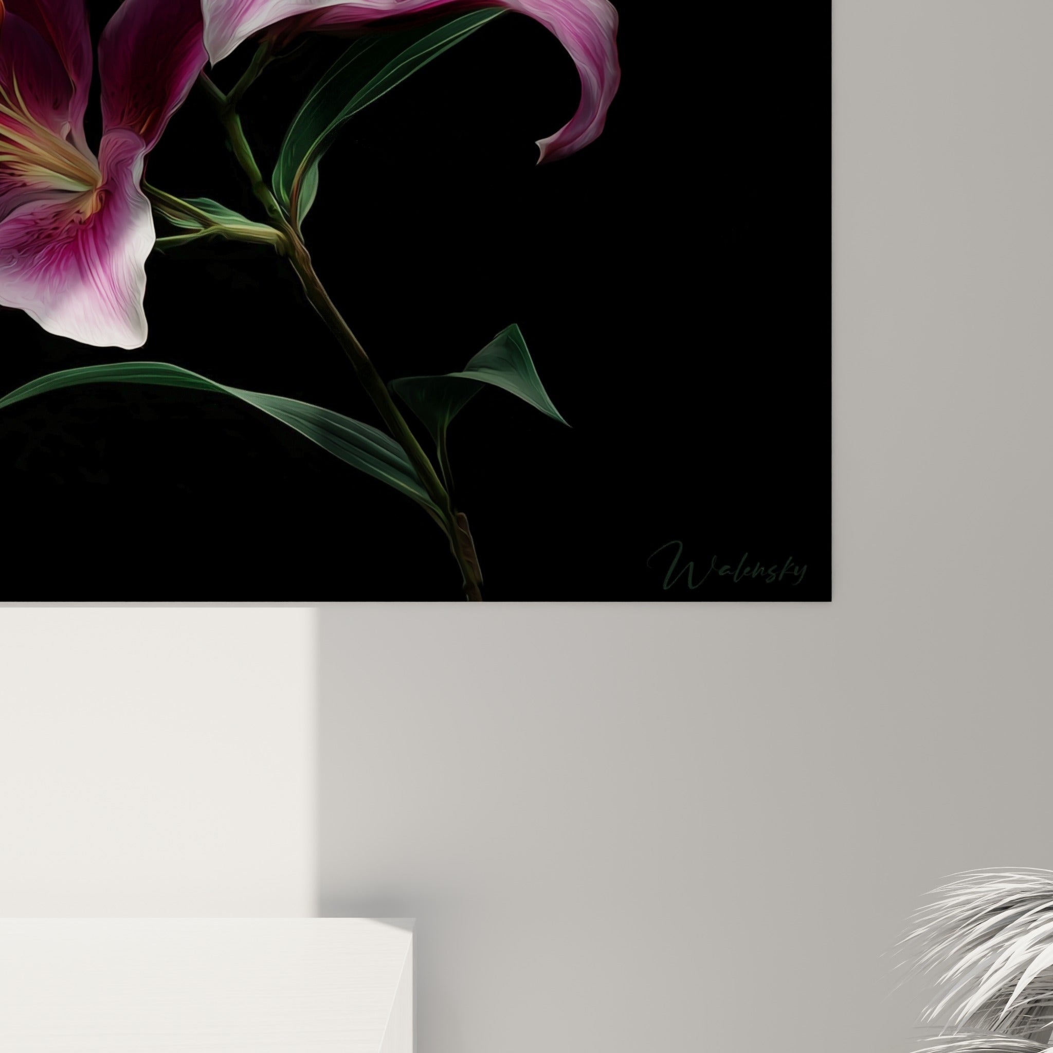 Pétales de lys roses et blancs révélant les nervures fines et le grain de l'impression sur toile