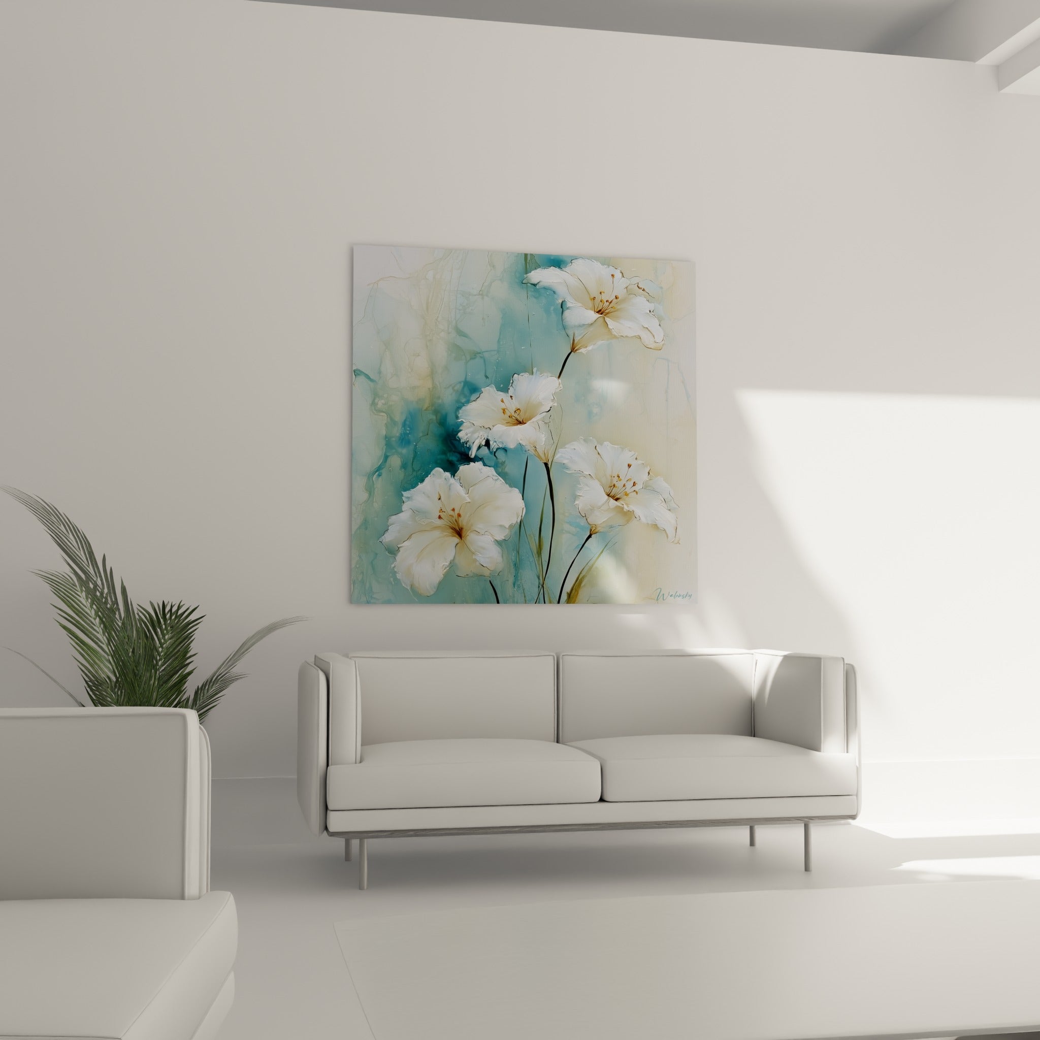 Pétales de lys nacrés sur fond bleu pastel et ocre accrochés au-dessus d'un canapé dans un salon lumineux