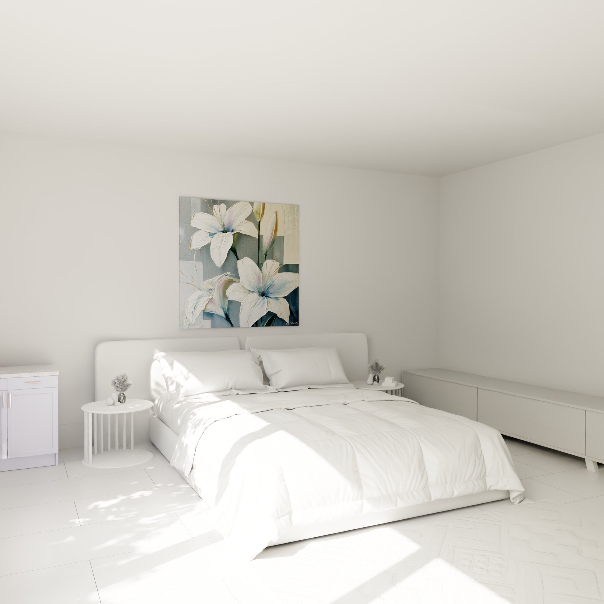 Fleurs de lys blanches et bleu gris peintes en relief, accrochées au-dessus d'un lit dans une chambre claire