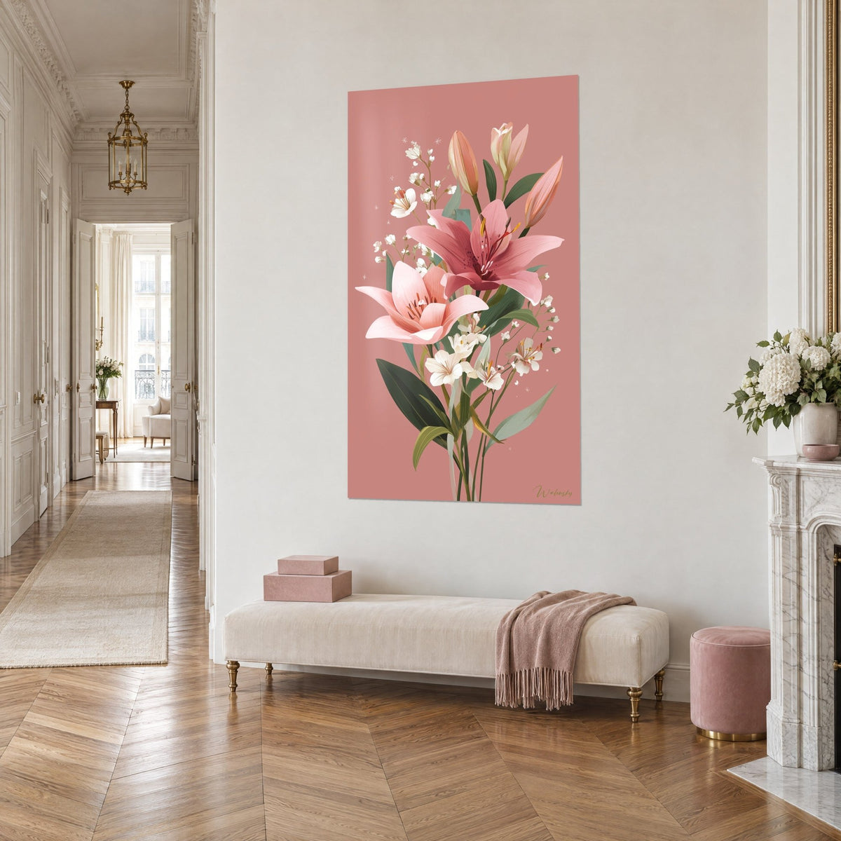 Tableau lys rose corail épanoui, boutons orangés et feuilles vert sapin, vu de trois-quarts dans un couloir haussmannien