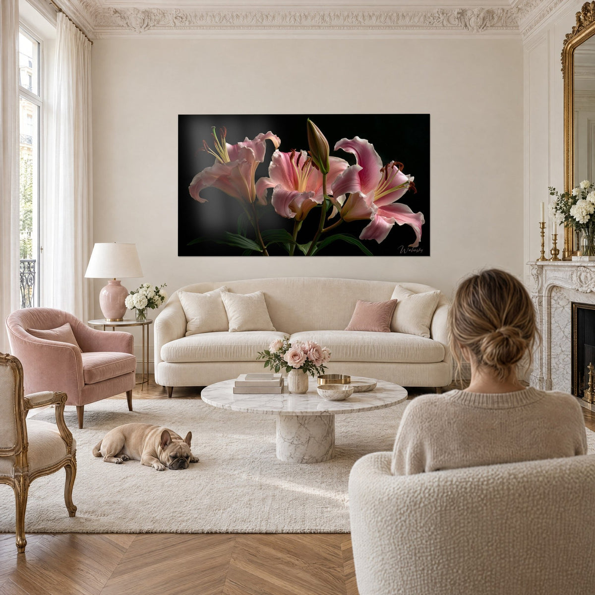 Tableau lys roses aux pétales ondulés sur fond noir profond, étamines rouille, au-dessus d'un canapé dans un salon lumineux