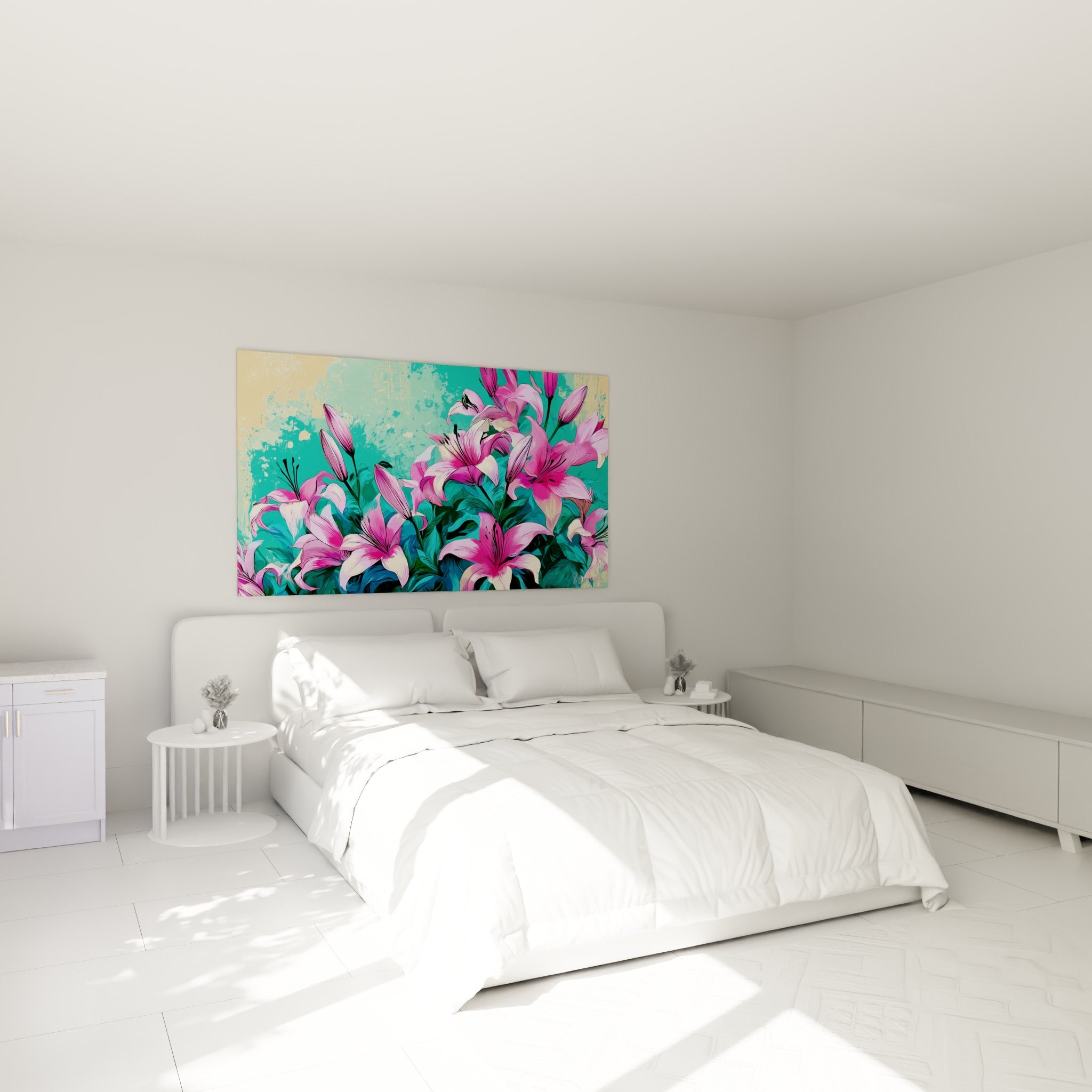 Bouquet de lys roses et turquoise accroché au-dessus d'un lit dans une chambre claire