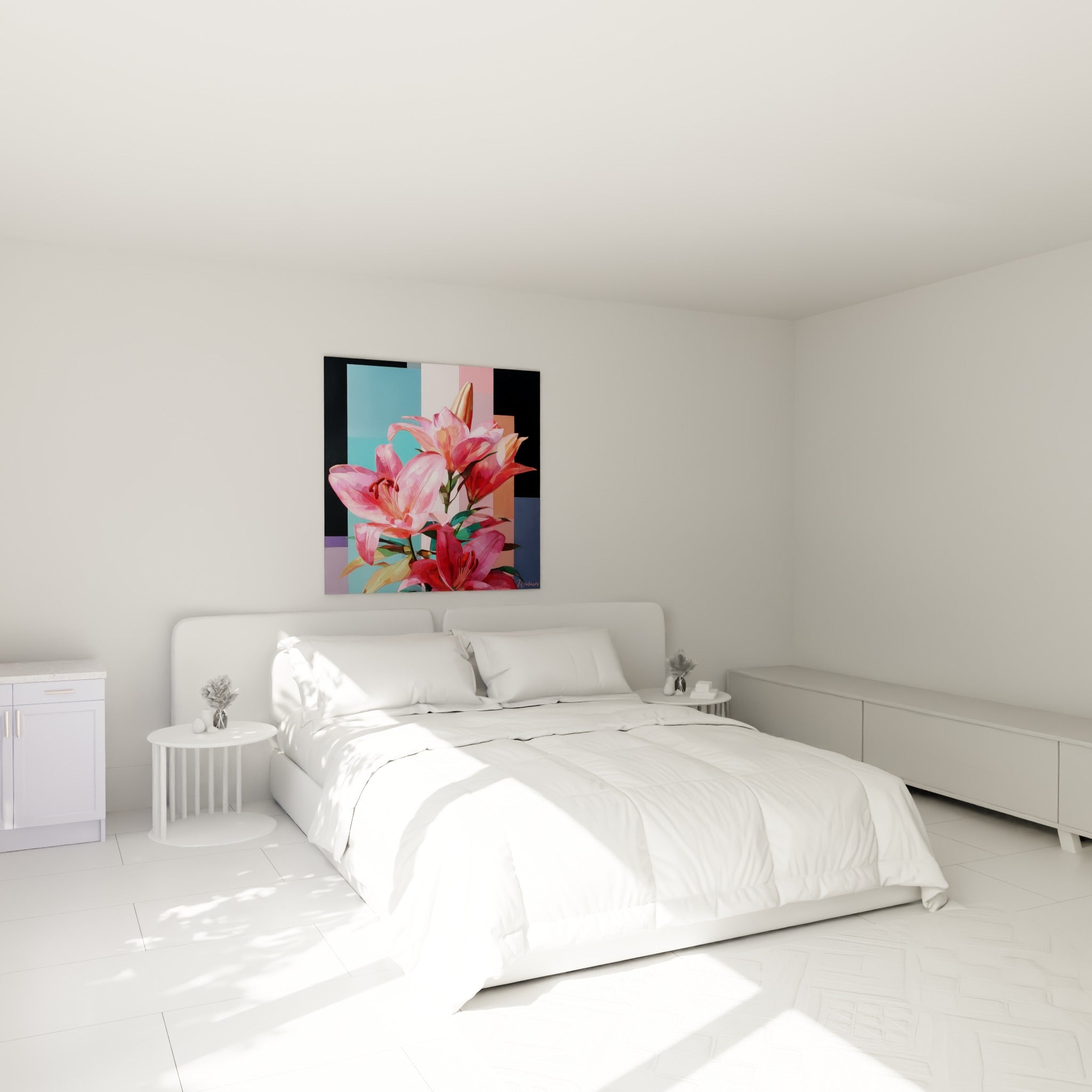 Bouquet de lys pourpres et roses aux pétales veloutés, accroché au-dessus d'un lit dans une chambre claire