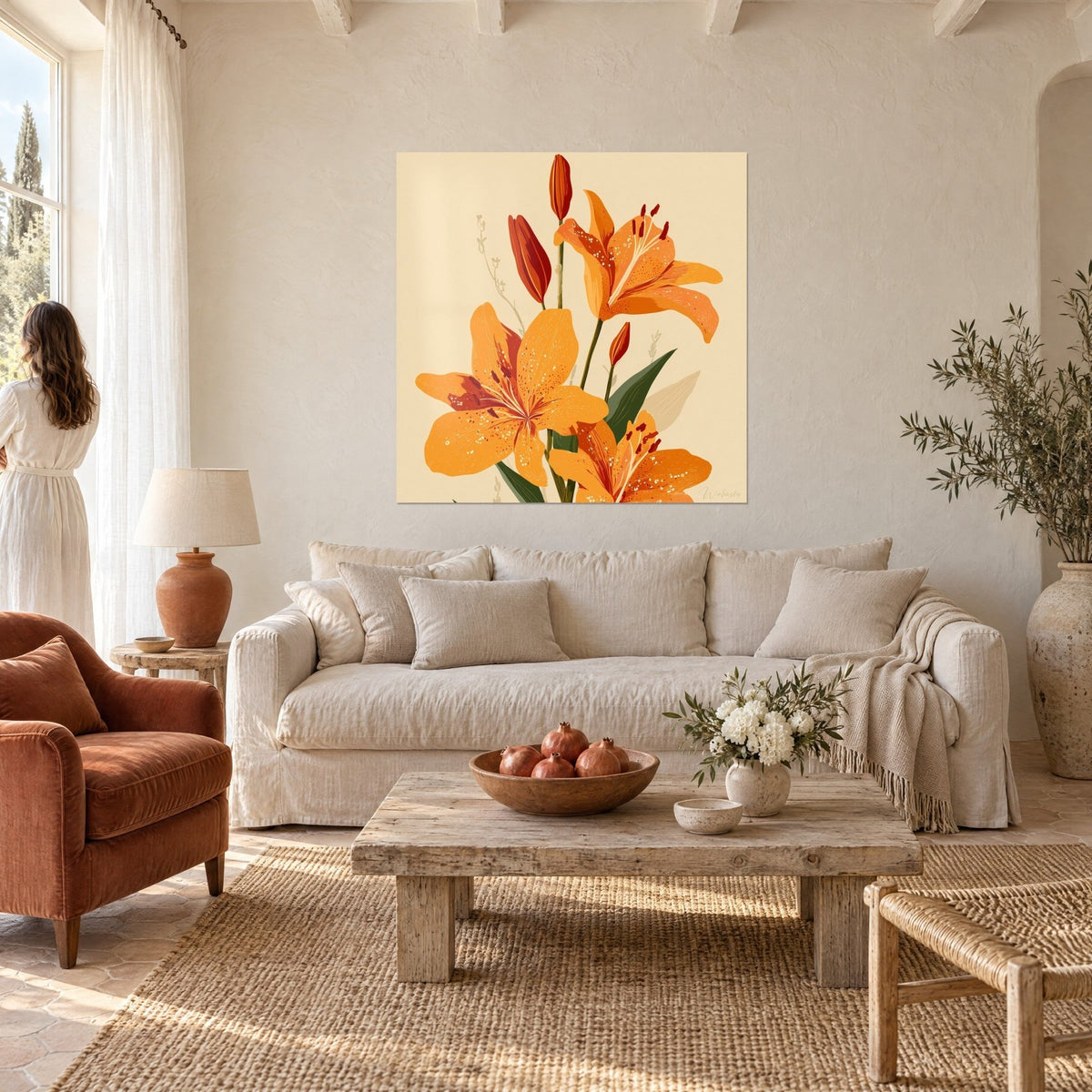 Tableau lys tigré aux pétales orange tachetés et boutons rouille sur fond crème, au-dessus d'un canapé dans un salon lumineux