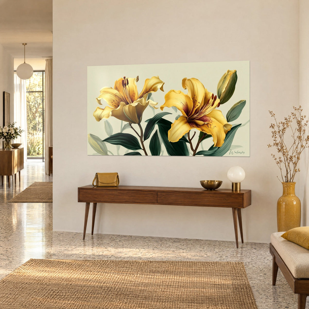 Tableau fleurs de lis safran et bourgeon olive sur fond crème, pétales moirés de brun, au-dessus d'une console en bois de teck