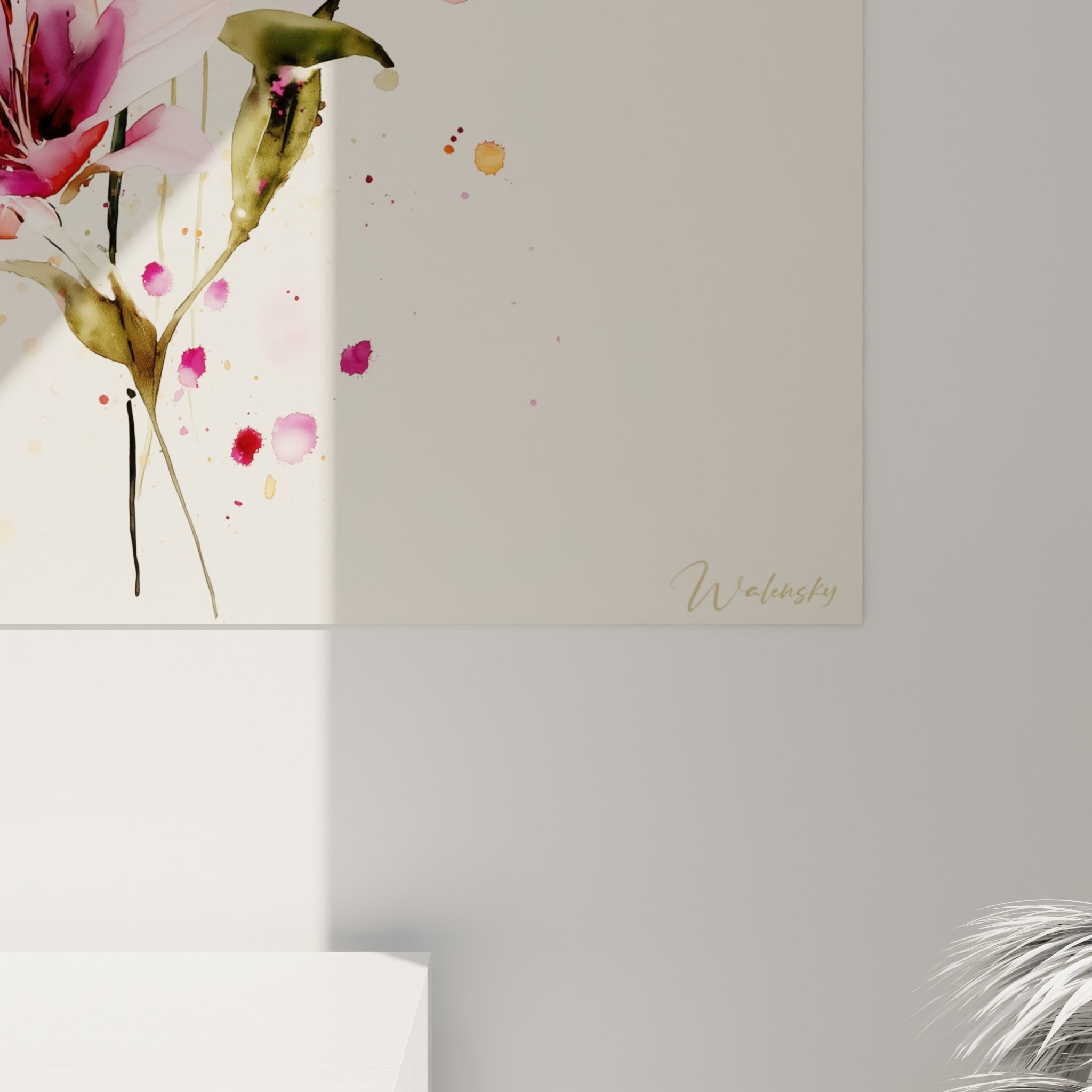 Empâtements roses et magenta sur pétale de lys, coulures dorées et grain aquarelle visibles de près
