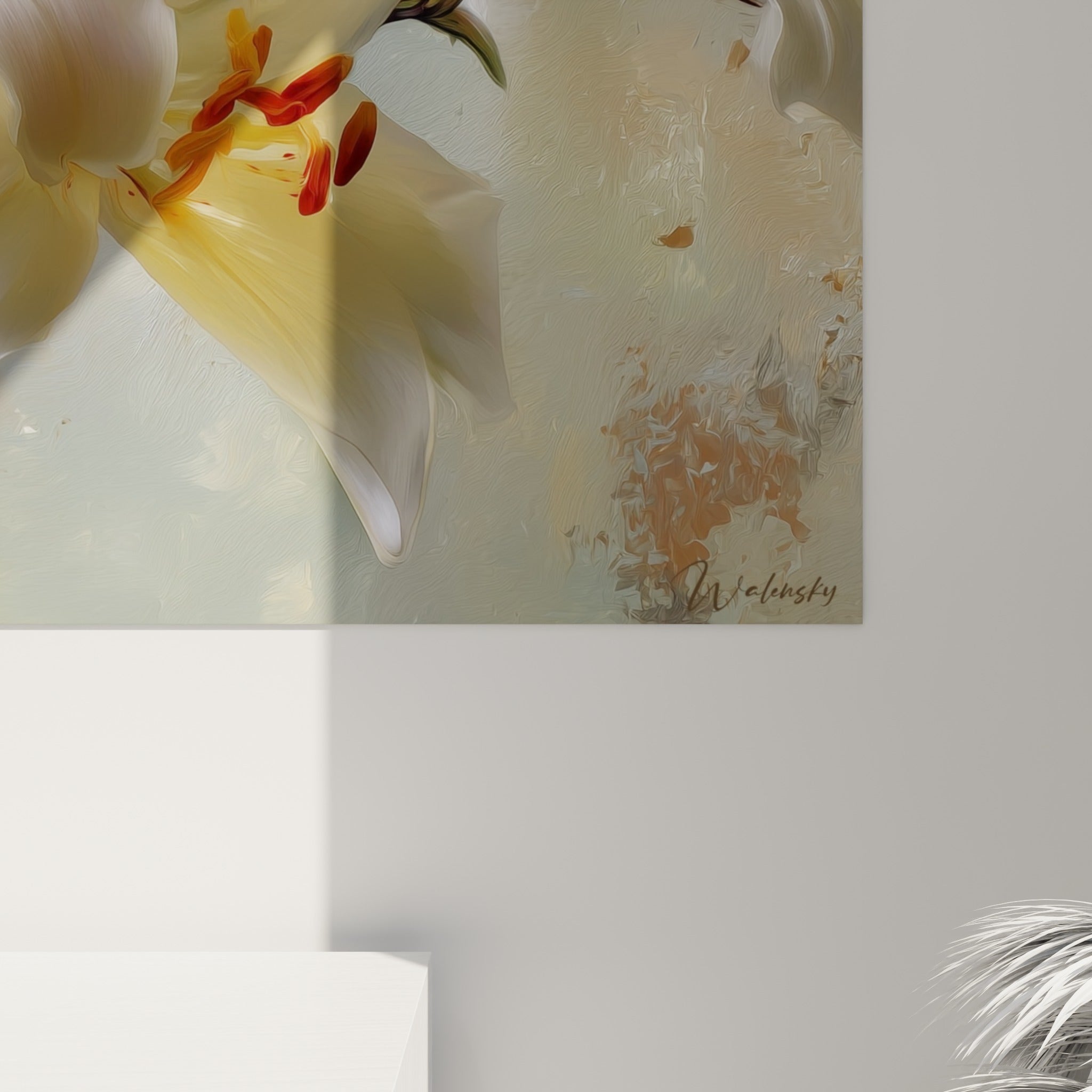 Matière picturale du lys blanc révélant empâtements dorés et touches rouge brique sur fond beige texturé
