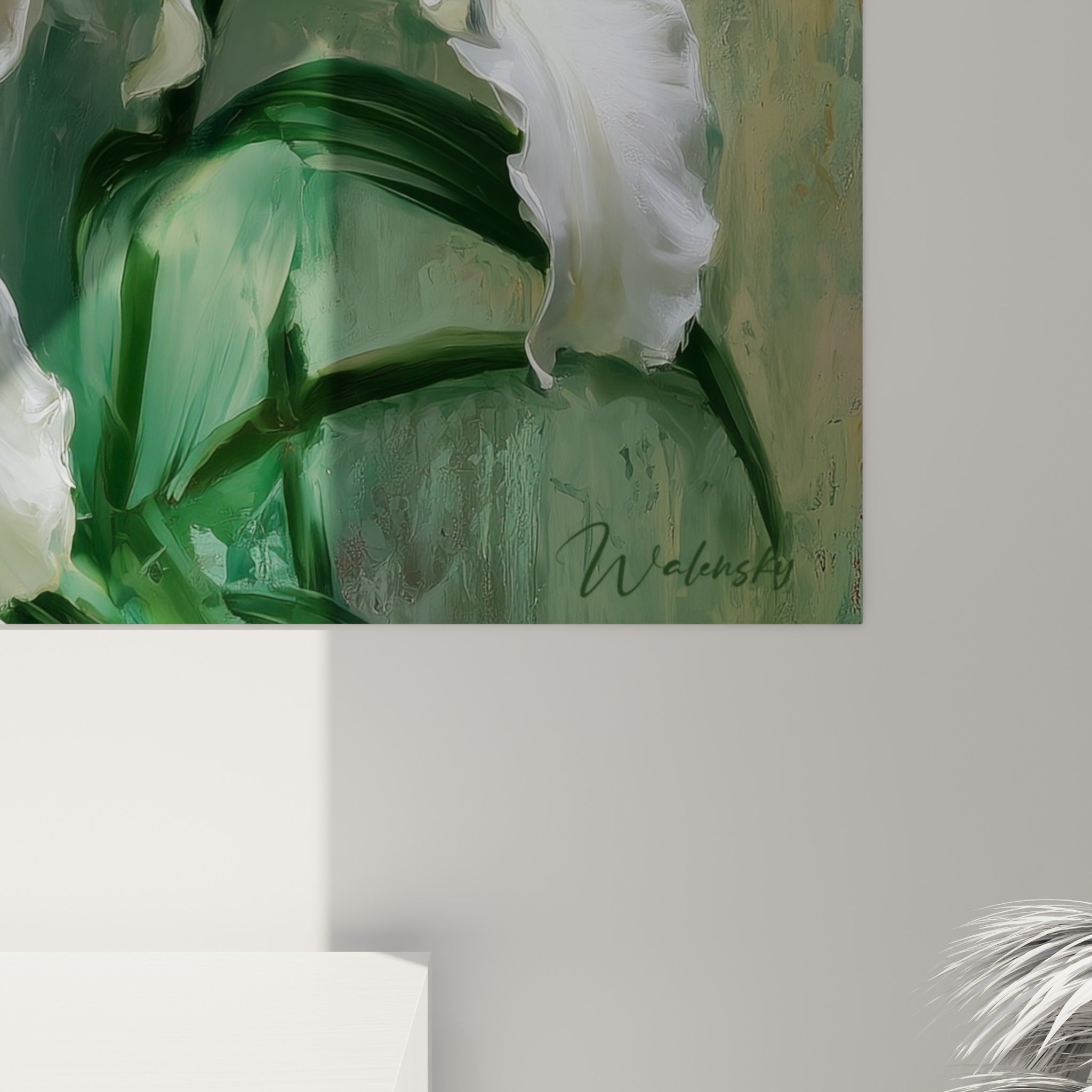 Empâtements de peinture blanche et verte révélant le grain et la matière du tableau lys en gros plan