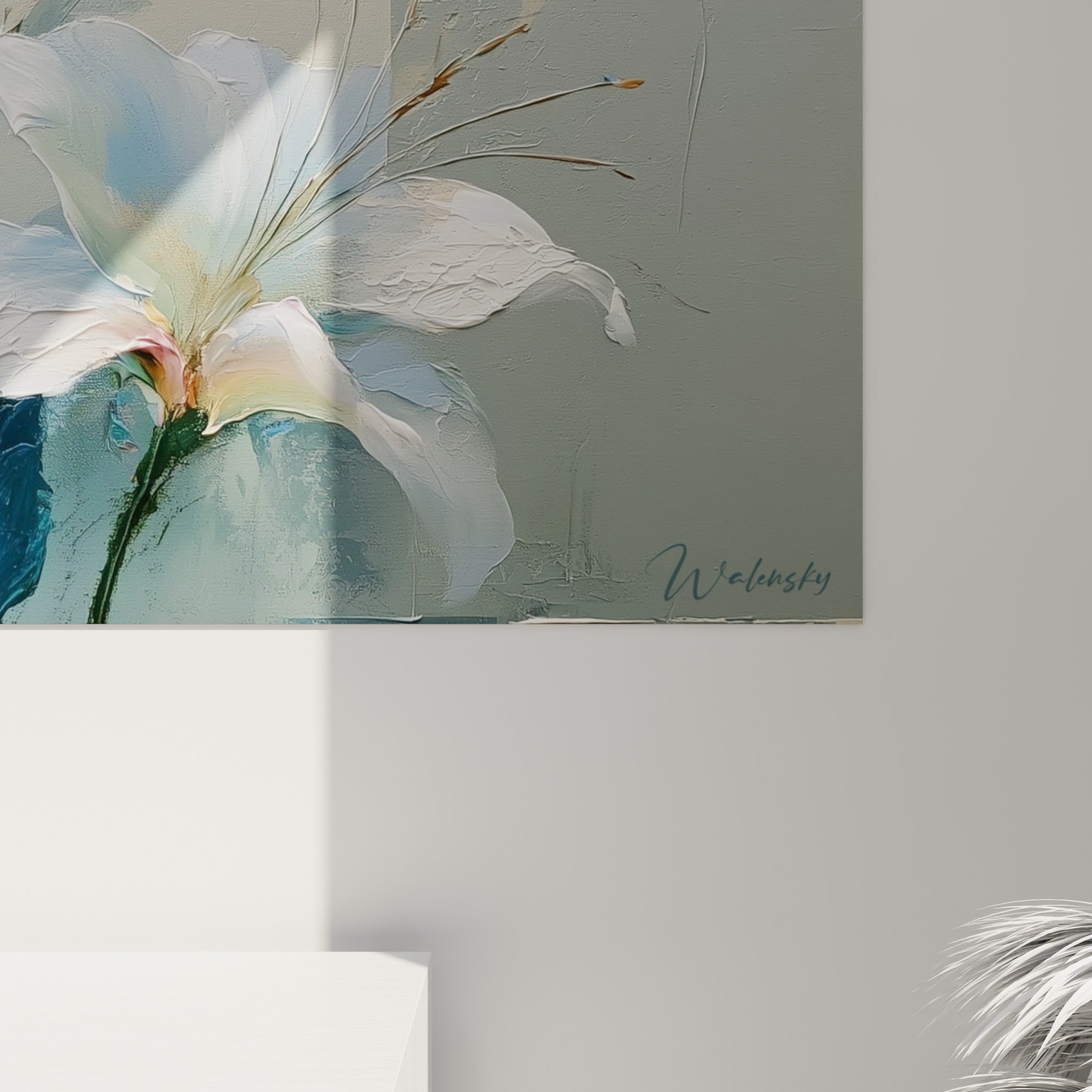 Empâtements épais de peinture blanche et bleu gris révélant la matière du lys en gros plan