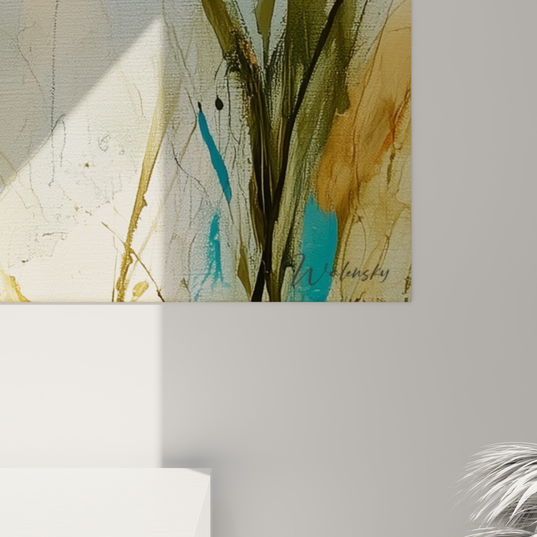 Empâtements blancs et coulures ocre du lys, grain de toile visible sous une lumière bleu pastel