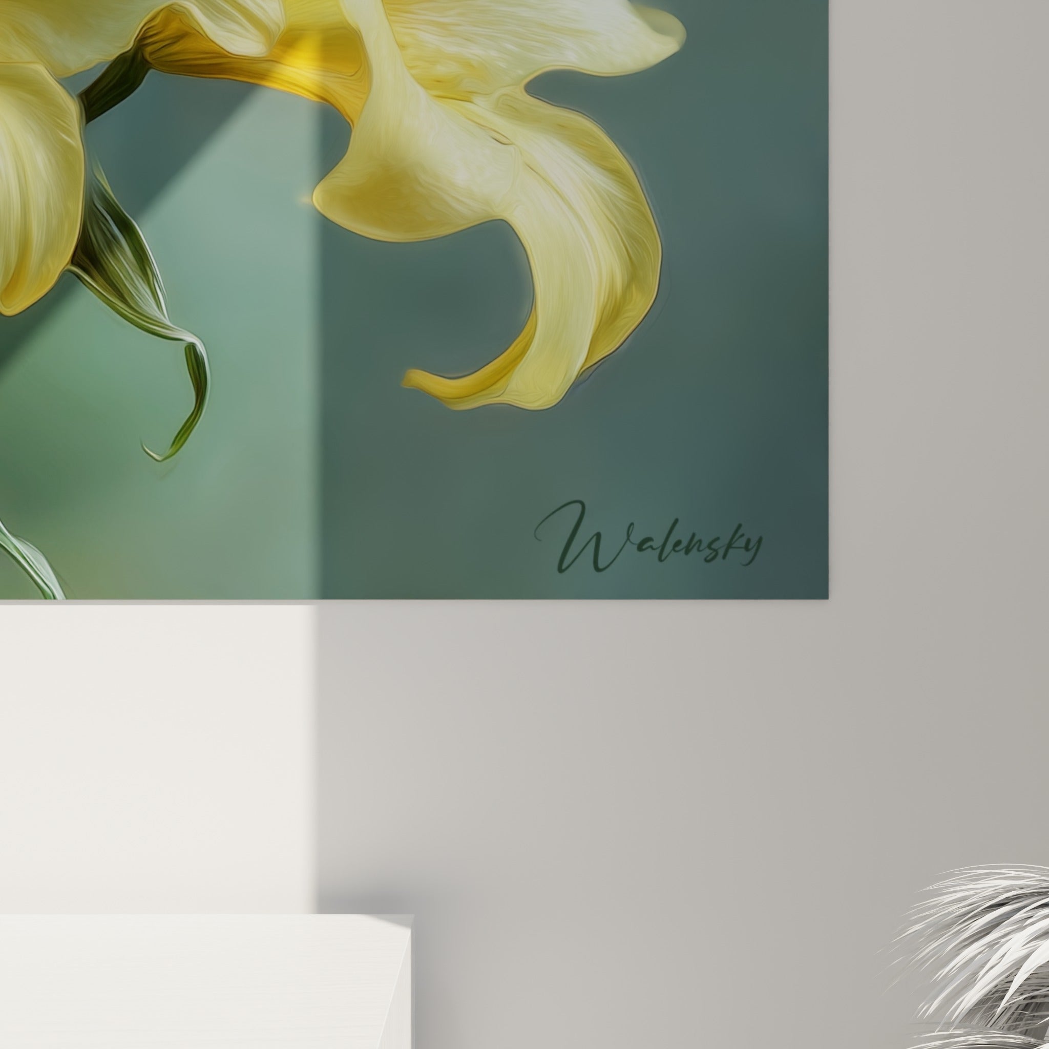 Pétales de lys jaune pâle et doré révélant la texture peinte et les reflets verts en gros plan