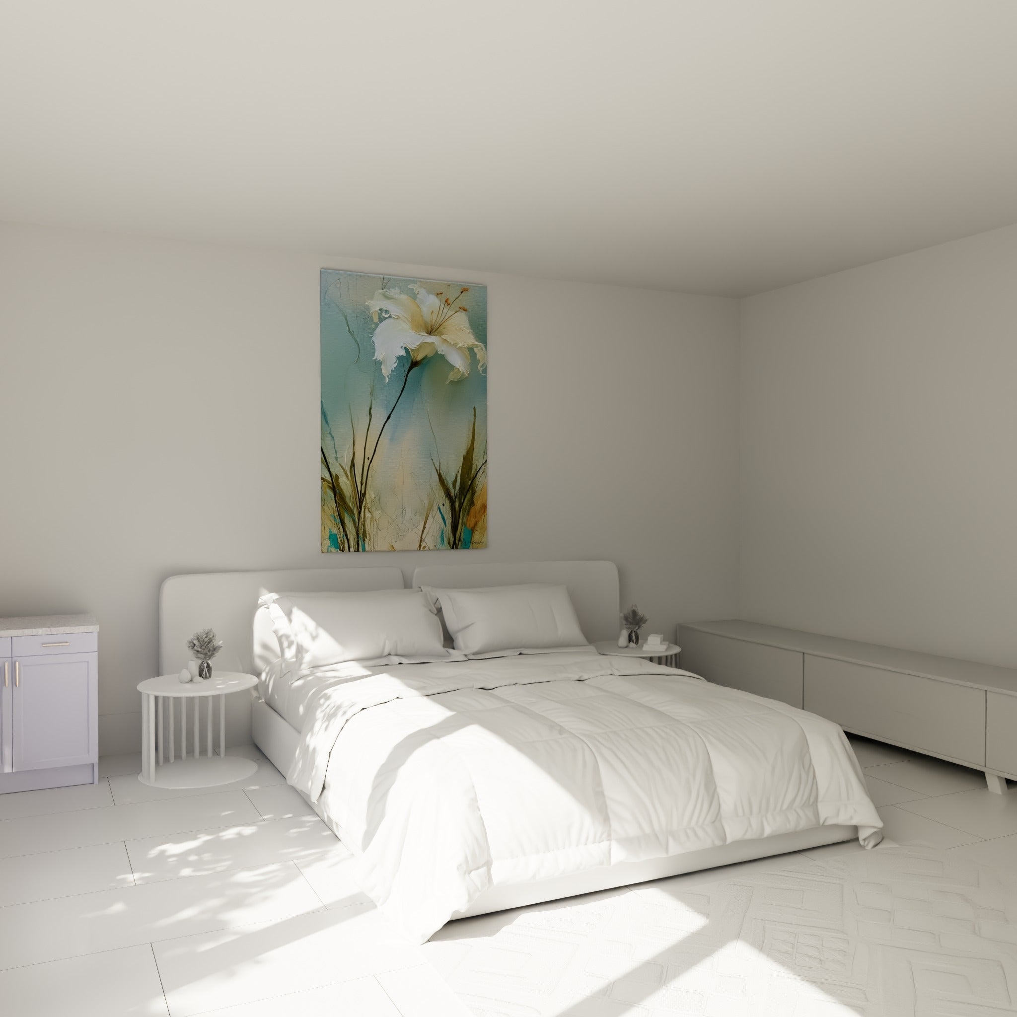 Lys blanc et bleu pastel aux tiges graphiques, accroché au-dessus d'un lit dans une chambre claire