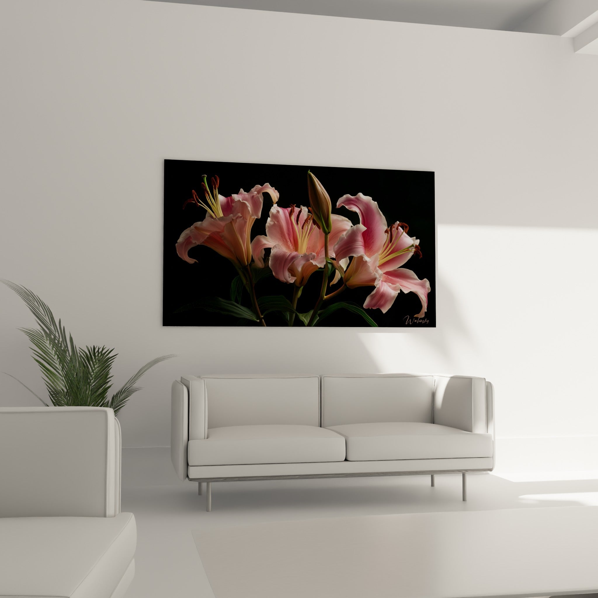 Bouquet de lys rose pastel et vert sombre accroché au-dessus d'un canapé dans un salon lumineux