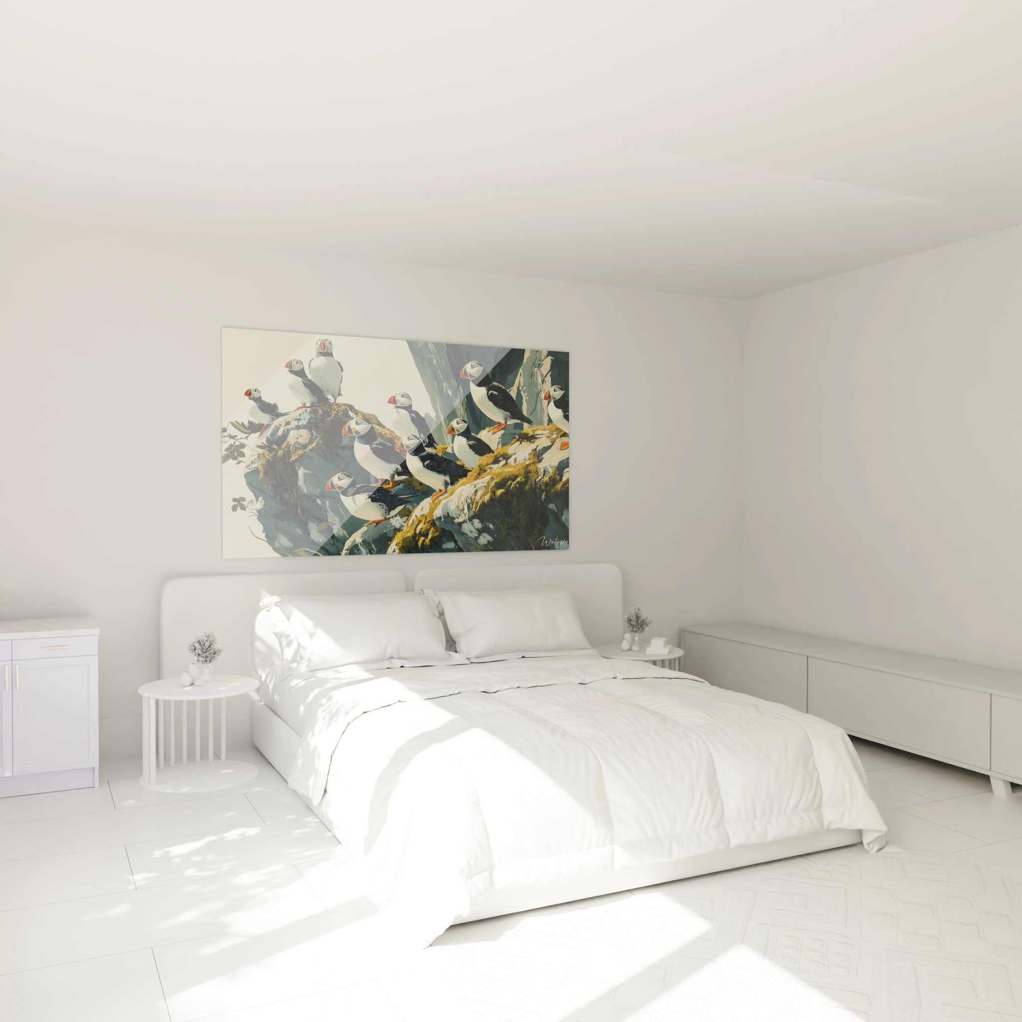 Tableau macareux Walensky accroché dans une chambre blanche lumineuse au-dessus d'un lit double