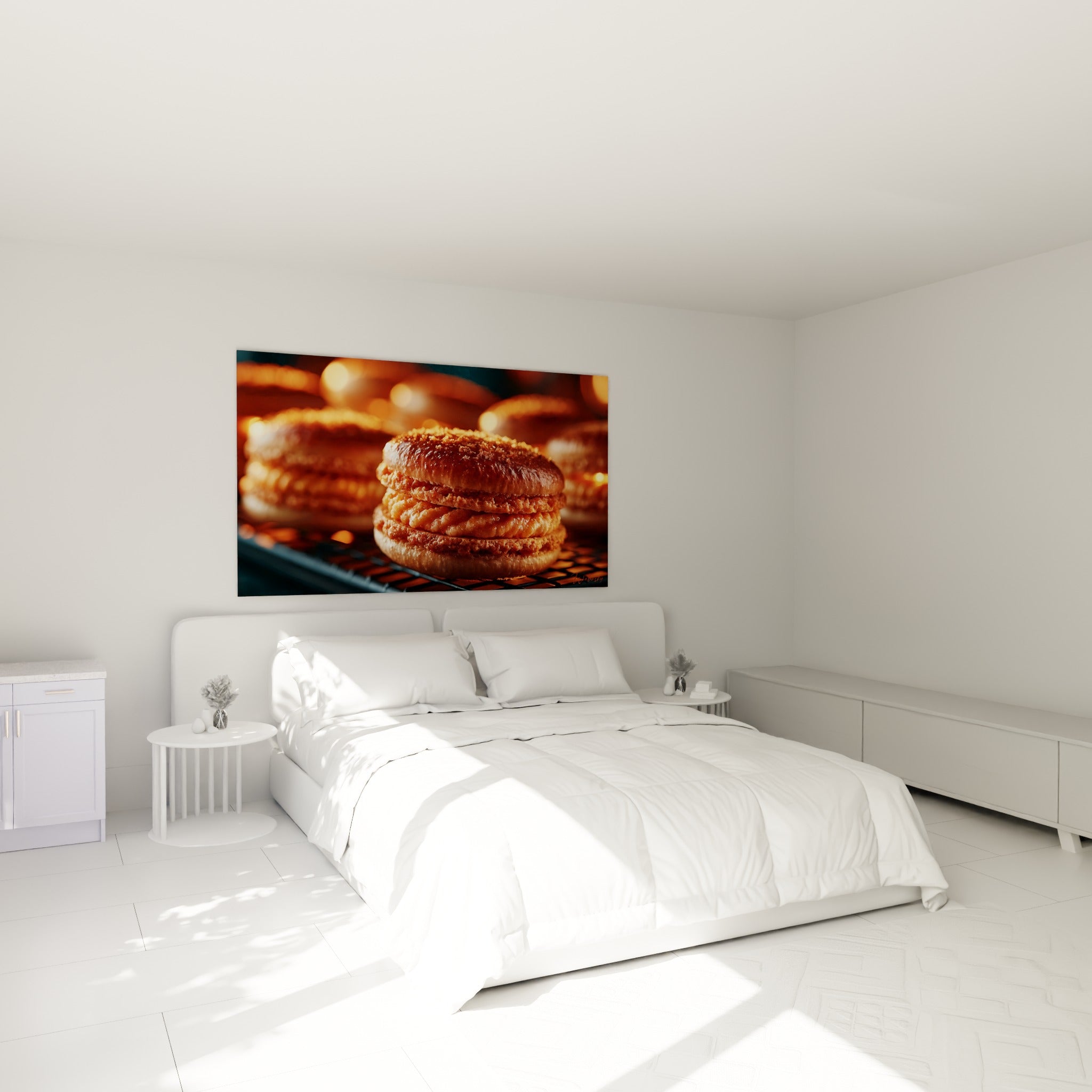 Pile de macarons caramélisés aux teintes ambrées, au-dessus d'un lit dans une chambre claire