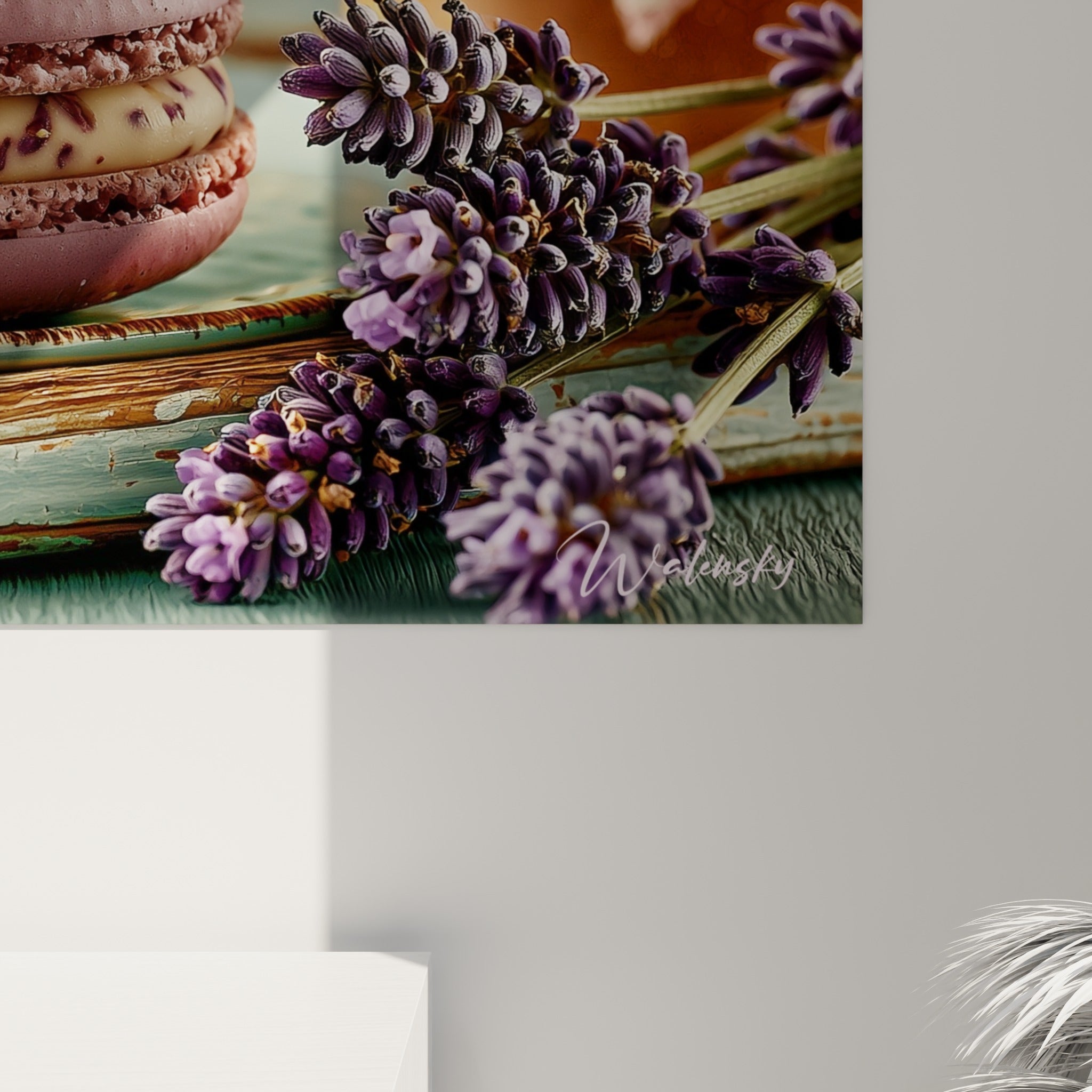 Grain aquarelle des macarons mauves, perles dorées et crème ivoire visibles en gros plan sur la toile