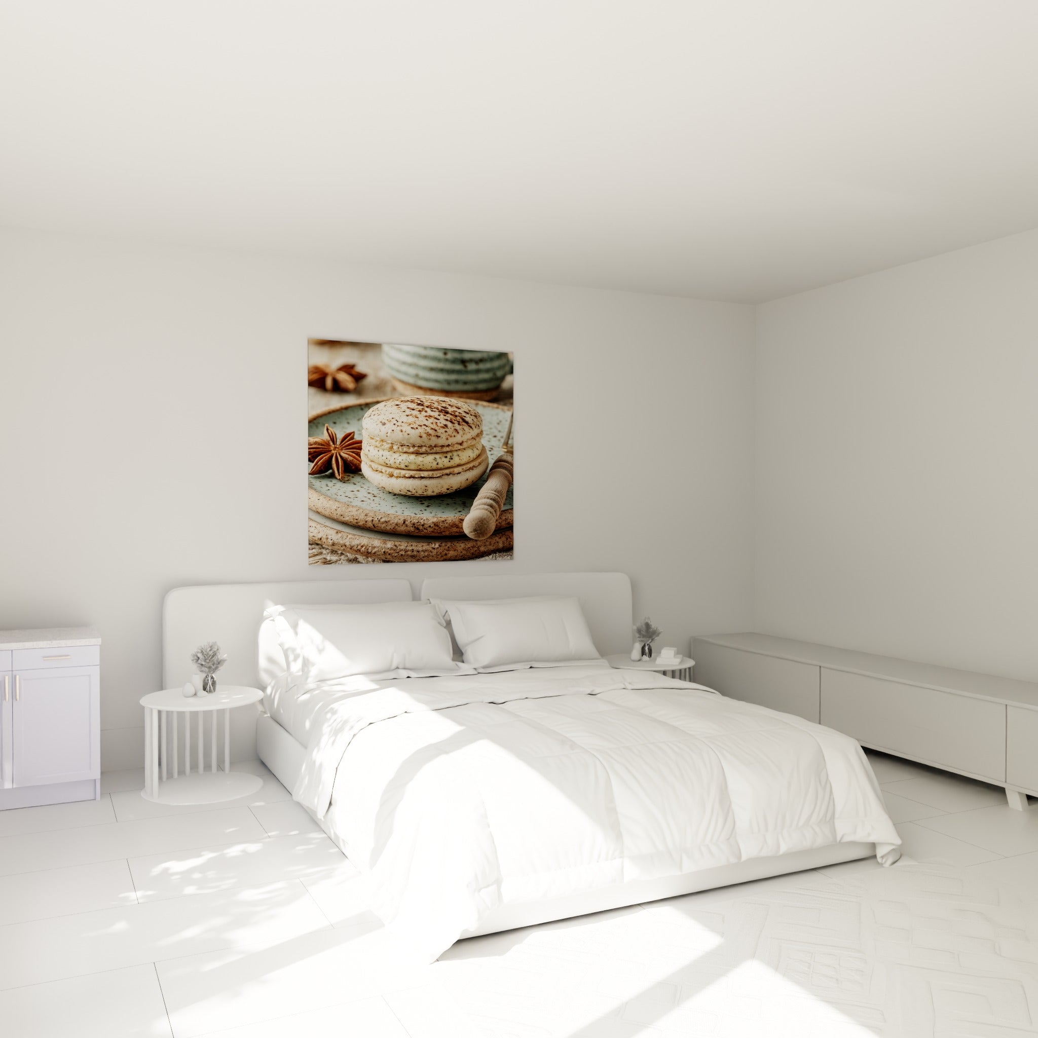 Macaron beige texturé et étoile de badiane au-dessus d'un lit dans une chambre claire