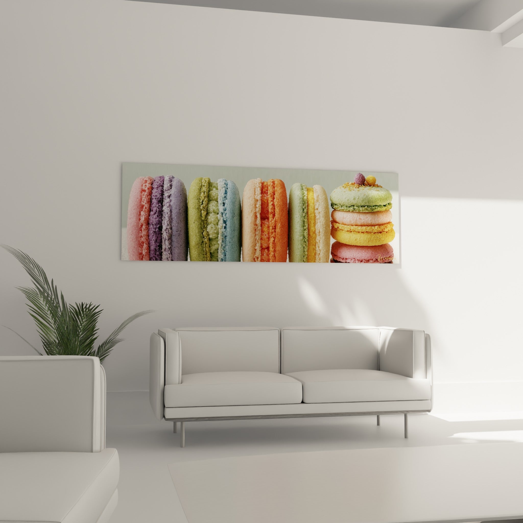 Rangée de macarons colorés bleus et orangés au-dessus d'un canapé dans un salon lumineux