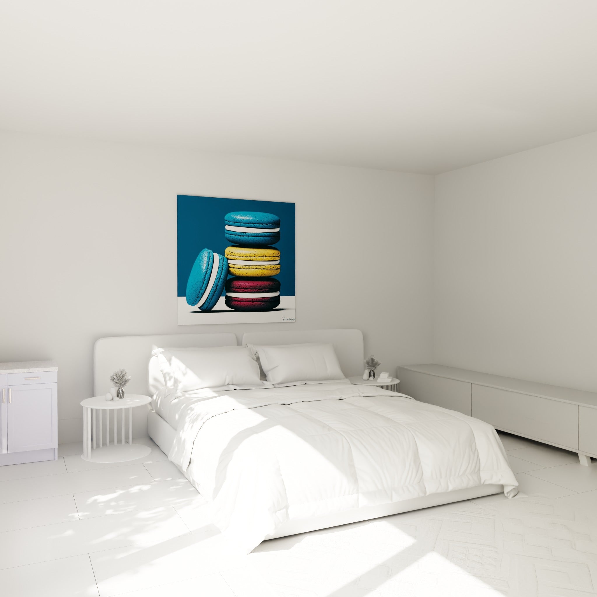 Macarons colorés bleu et bordeaux accrochés au-dessus d'un lit dans une chambre claire