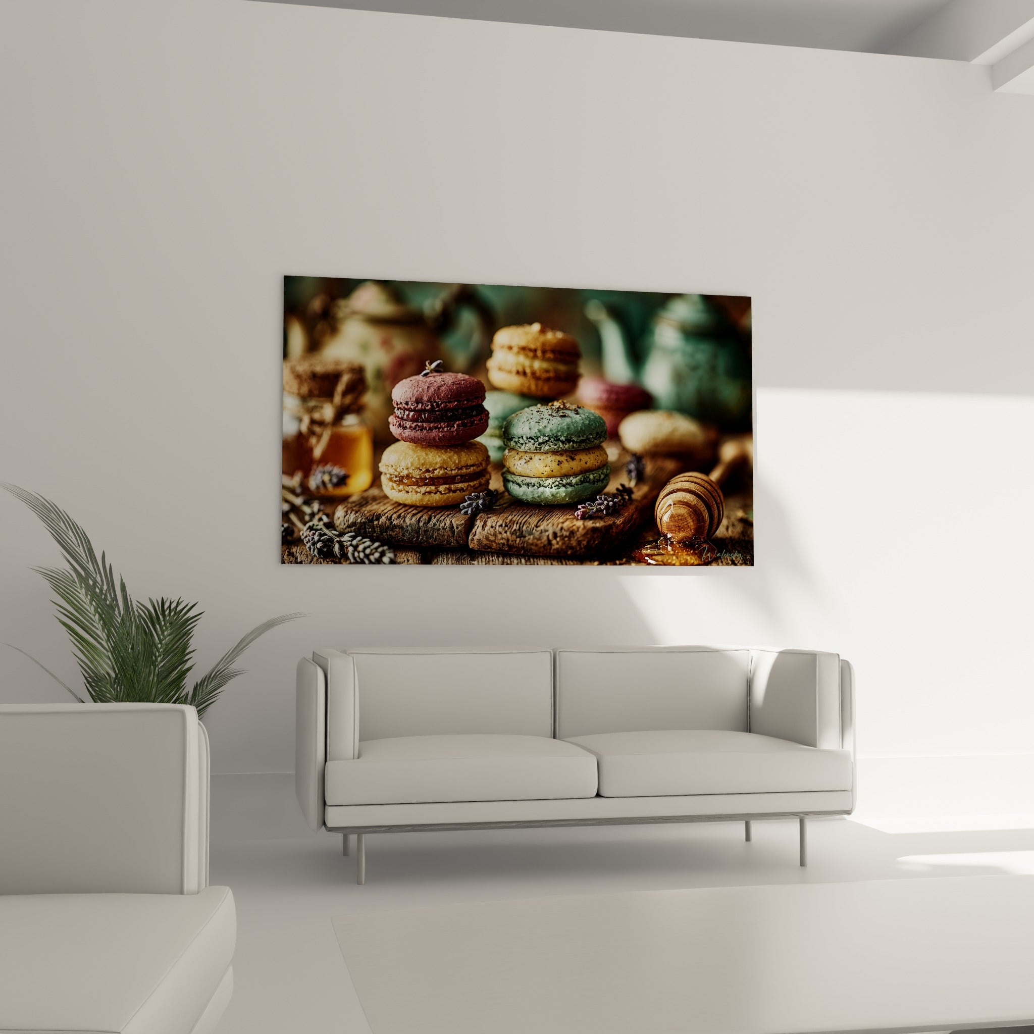 Macarons dorés et bordeaux sur planche rustique, accrochés au-dessus d'un canapé dans un salon lumineux