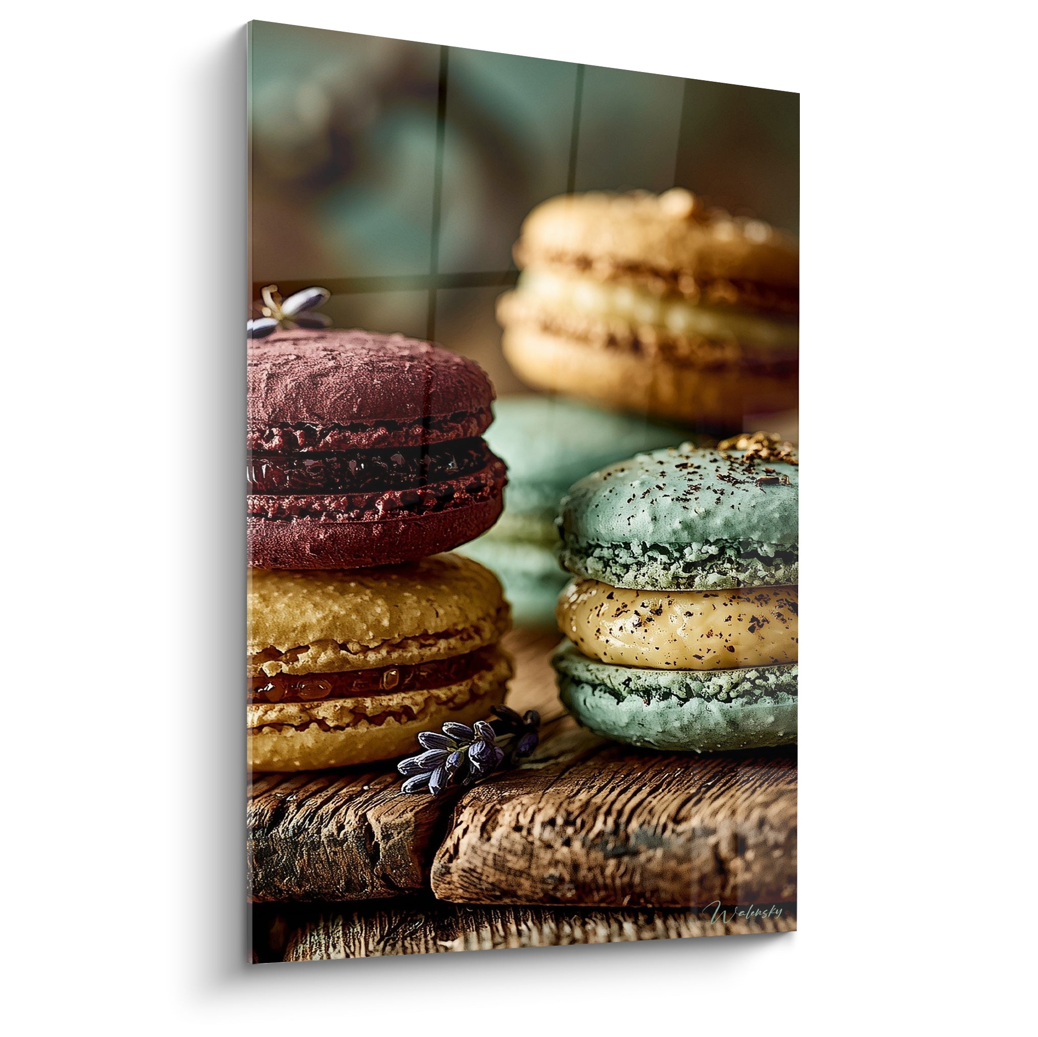 Macarons empilés bordeaux et vert sauge sur planche de bois brute, lumière tamisée
