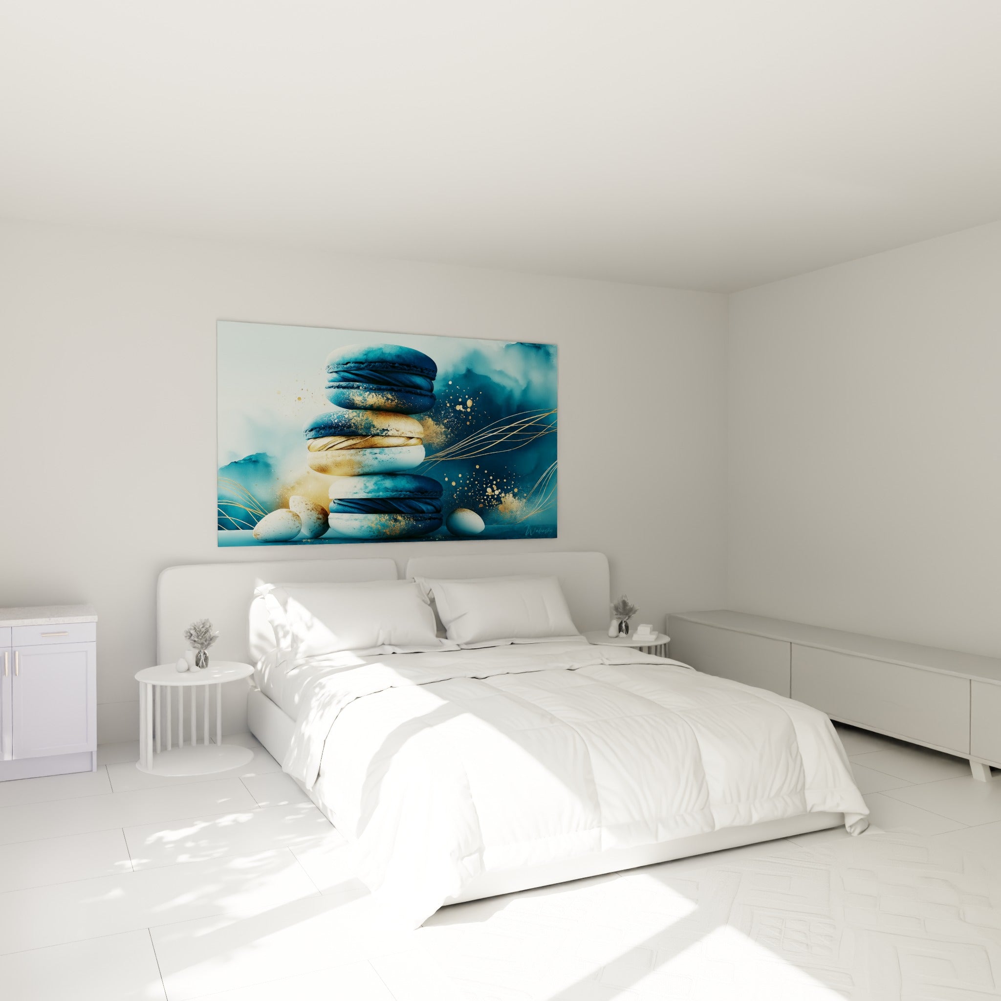 Macarons dorés et bleu marine empilés, au-dessus d'un lit dans une chambre claire.