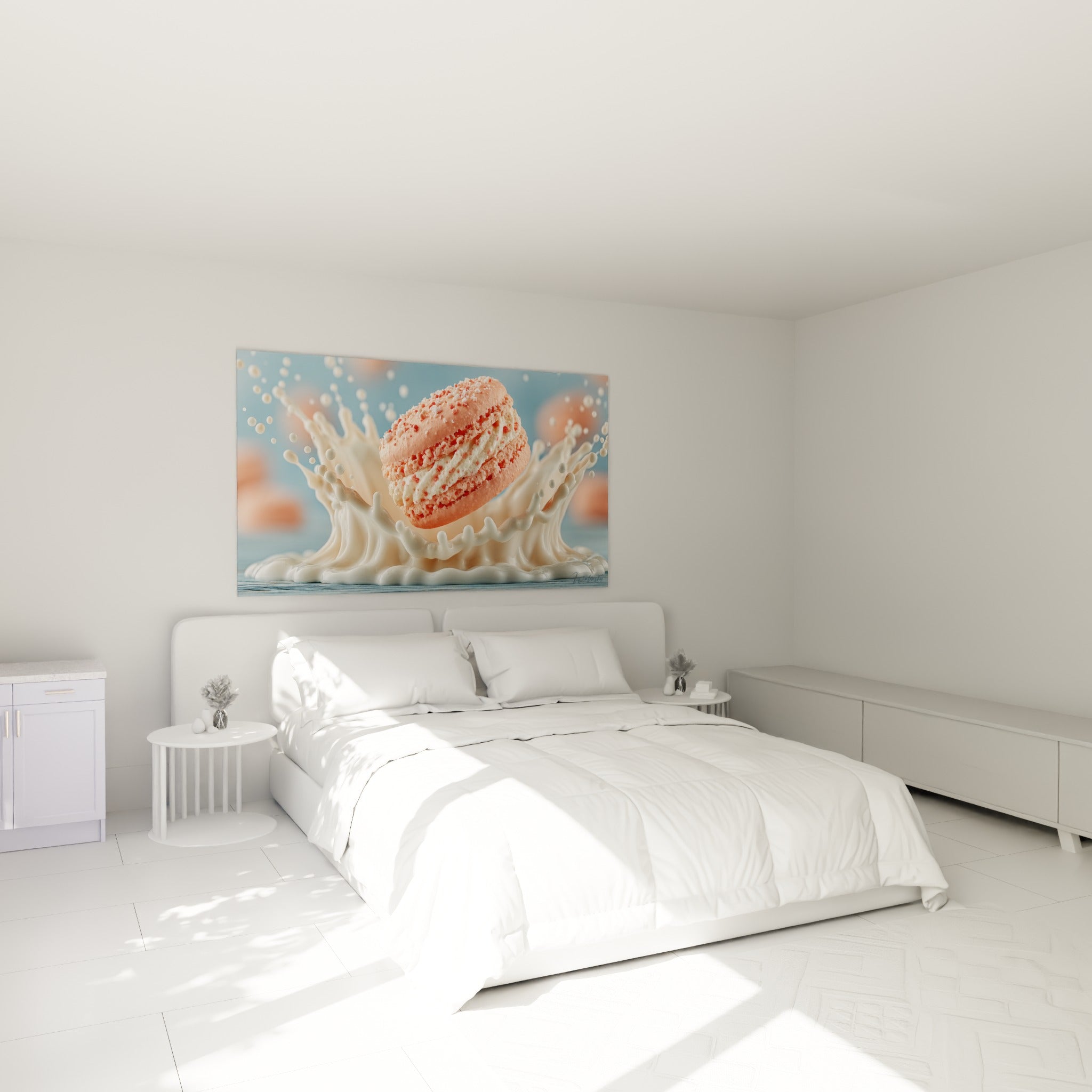 Macaron corail et crème blanche jaillissante au-dessus d'un lit dans une chambre claire