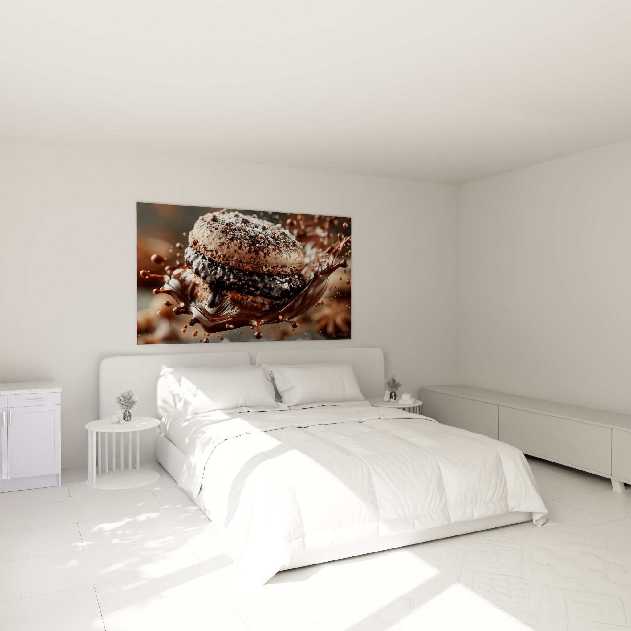 Pâtisserie chocolat et crème éclaboussée, accrochée au-dessus d'un lit dans une chambre claire