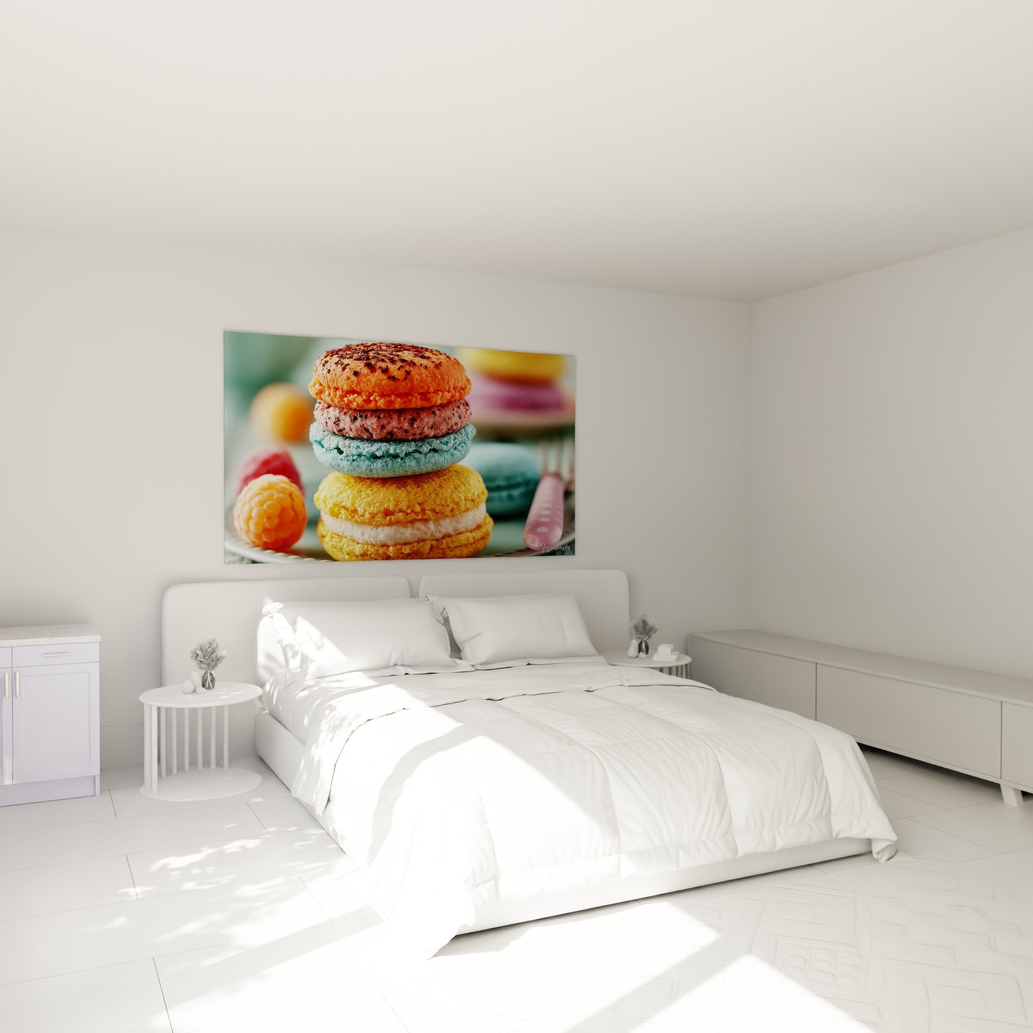 Macarons colorés jaune et bleu givré accrochés au-dessus d'un lit dans une chambre claire