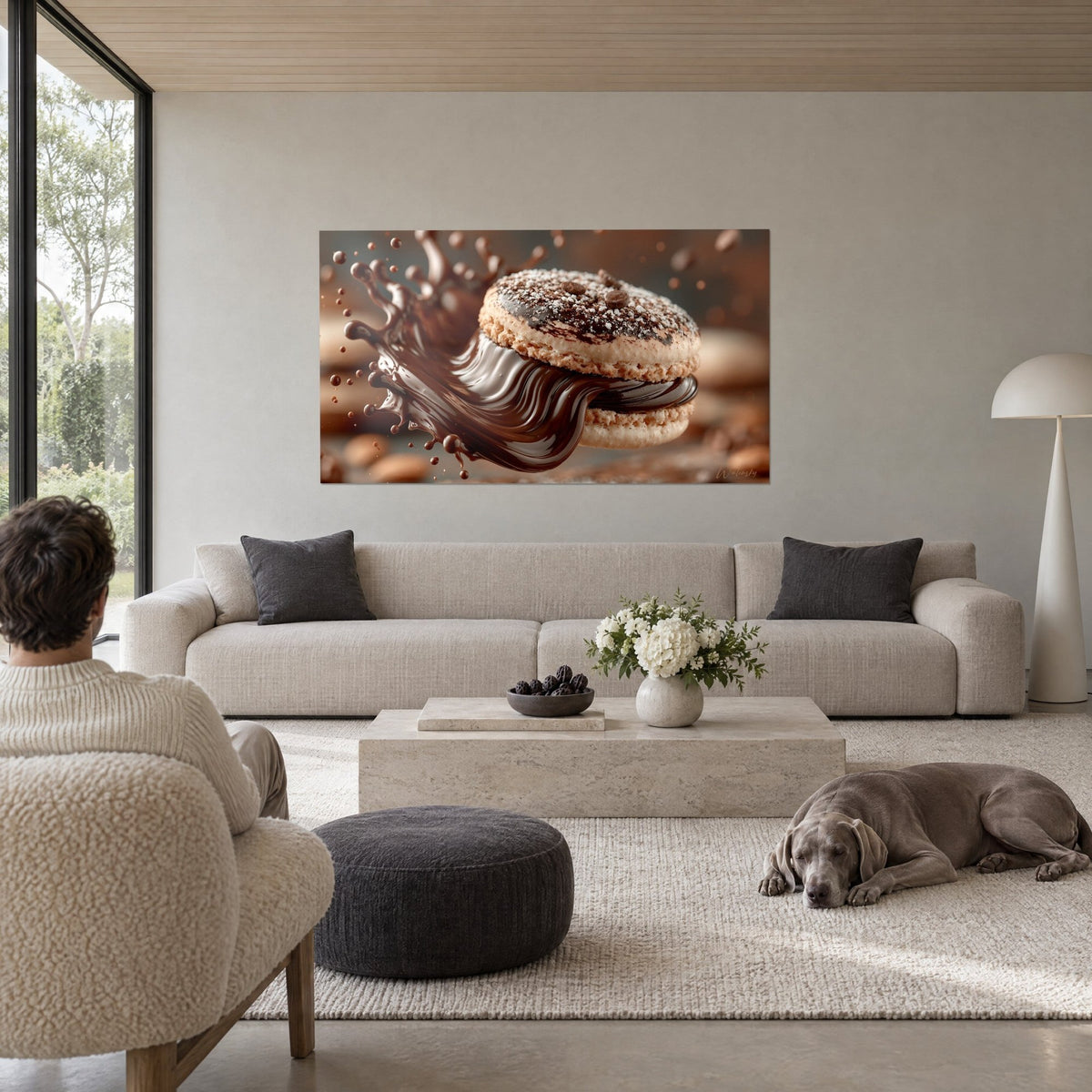 Tableau macaron beige saupoudré de sucre glace, vague de chocolat noir en gerbe, au-dessus d'un canapé dans un salon lumineux