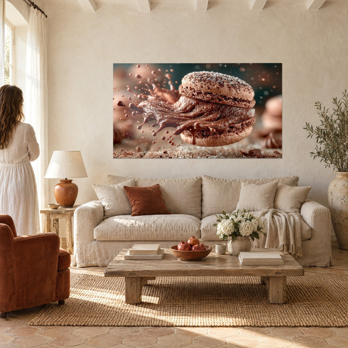 Tableau macaron chocolat en suspension, éclaboussure brune et coques beiges, couple de dos au-dessus d'un canapé dans un salon lumineux