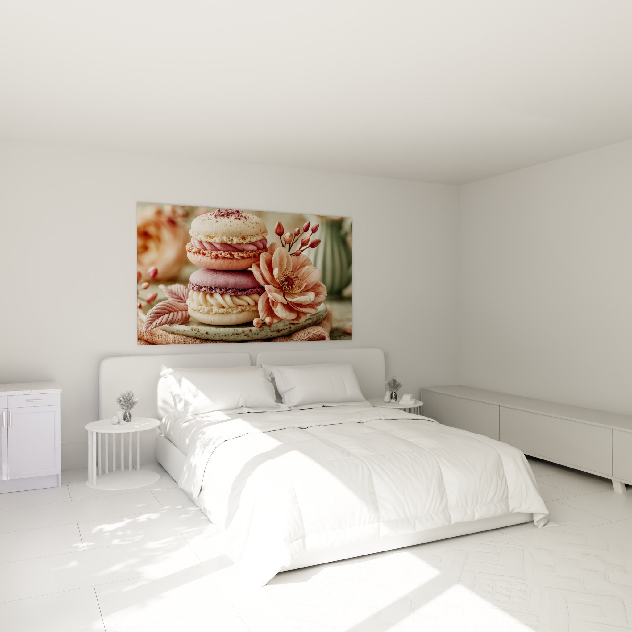 Macarons roses et crème accompagnés d'une fleur mauve au-dessus d'un lit dans une chambre claire